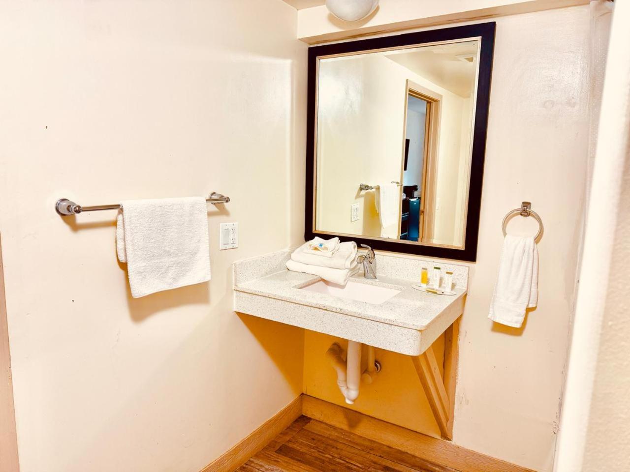 Accessible Full Bed with Grab Bar Shower – Non-Smoking photo 1