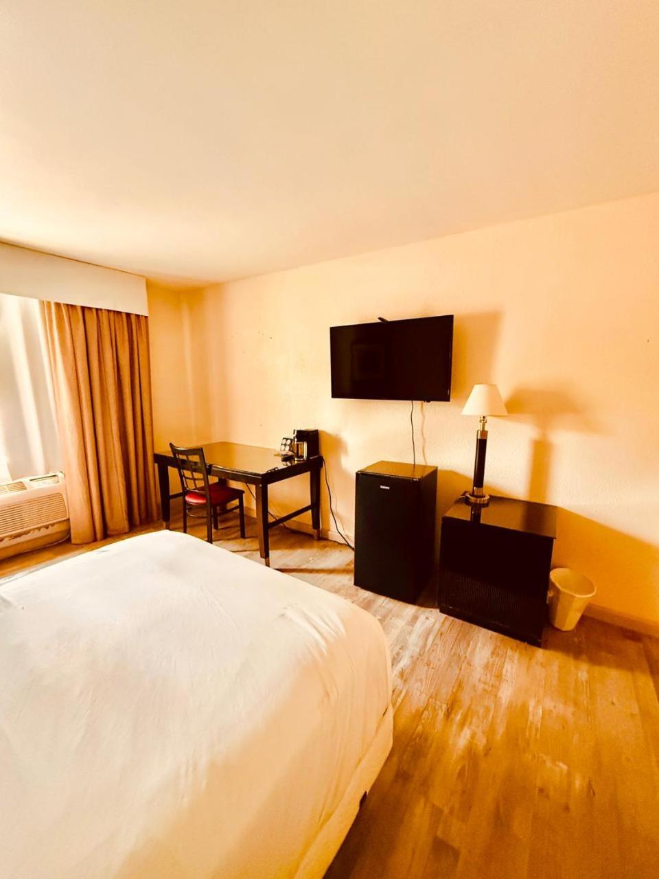 Accessible Full Bed with Grab Bar Shower – Non-Smoking photo 3
