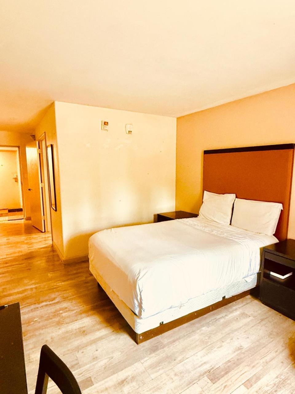 Accessible Full Bed with Grab Bar Shower – Non-Smoking photo 2