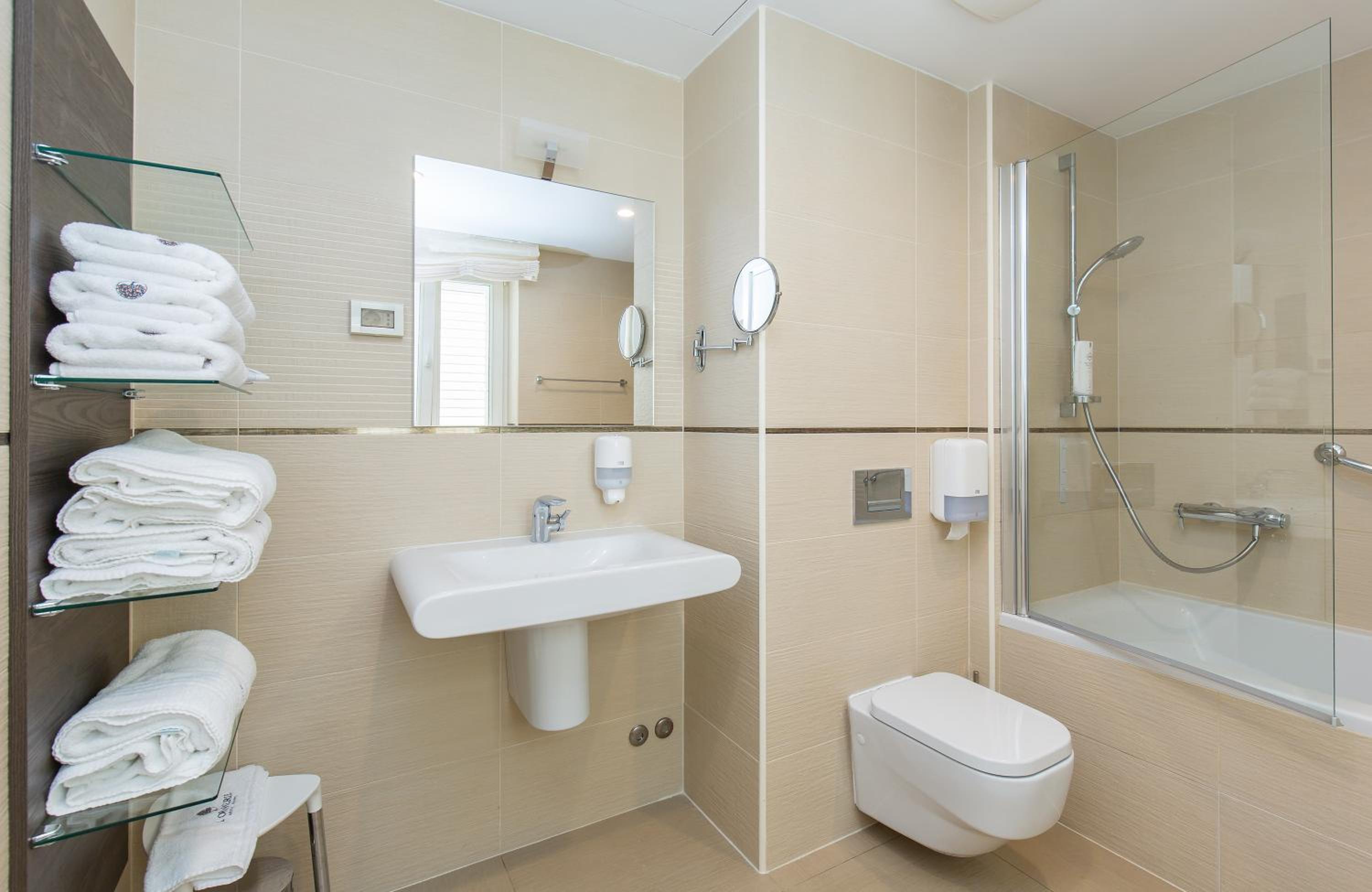 Deluxe One-Bedroom Apartment with Terrace and Garden View photo 2
