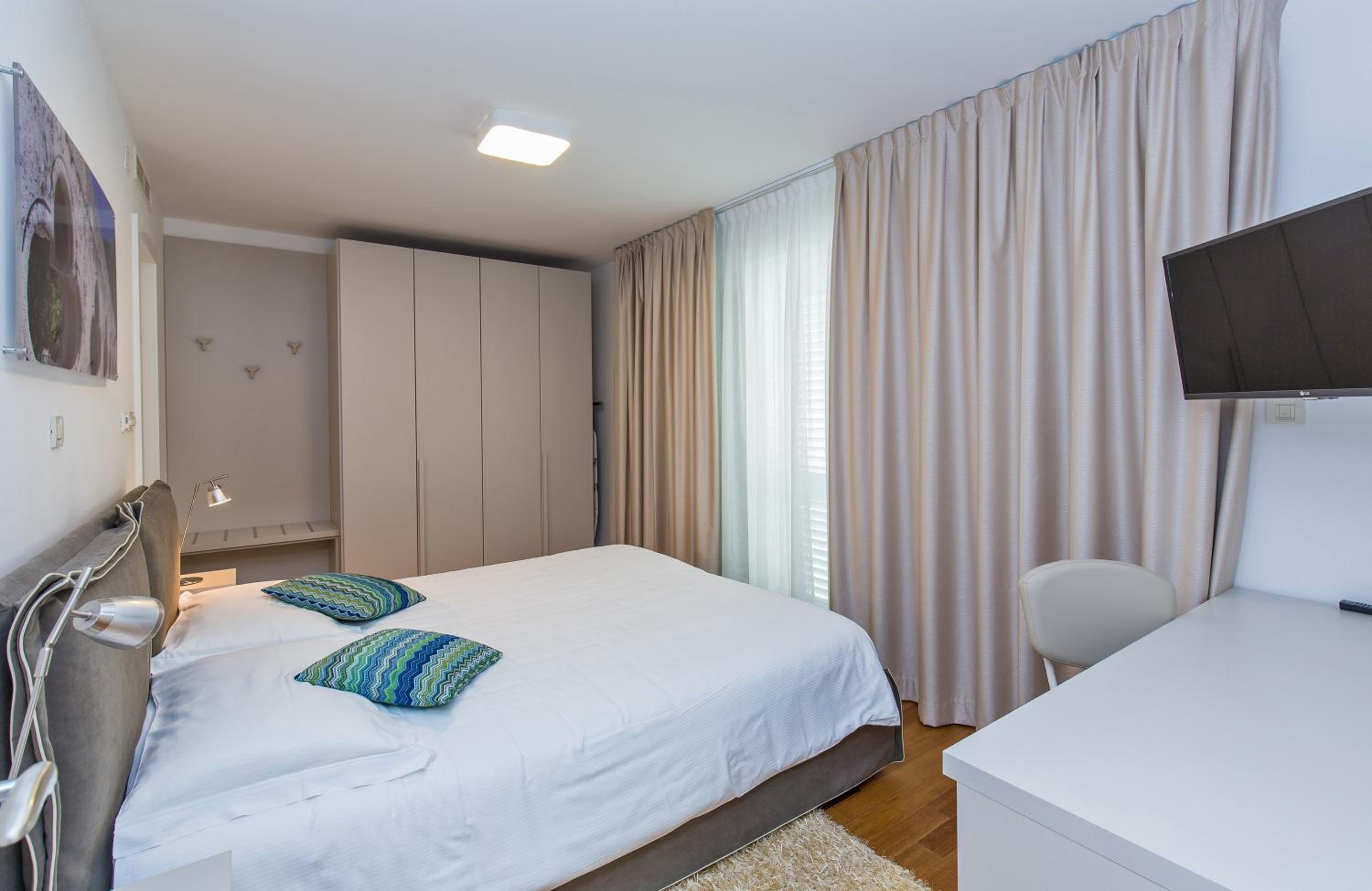 Deluxe Two-Bedroom Apartment with Terrace photo 2