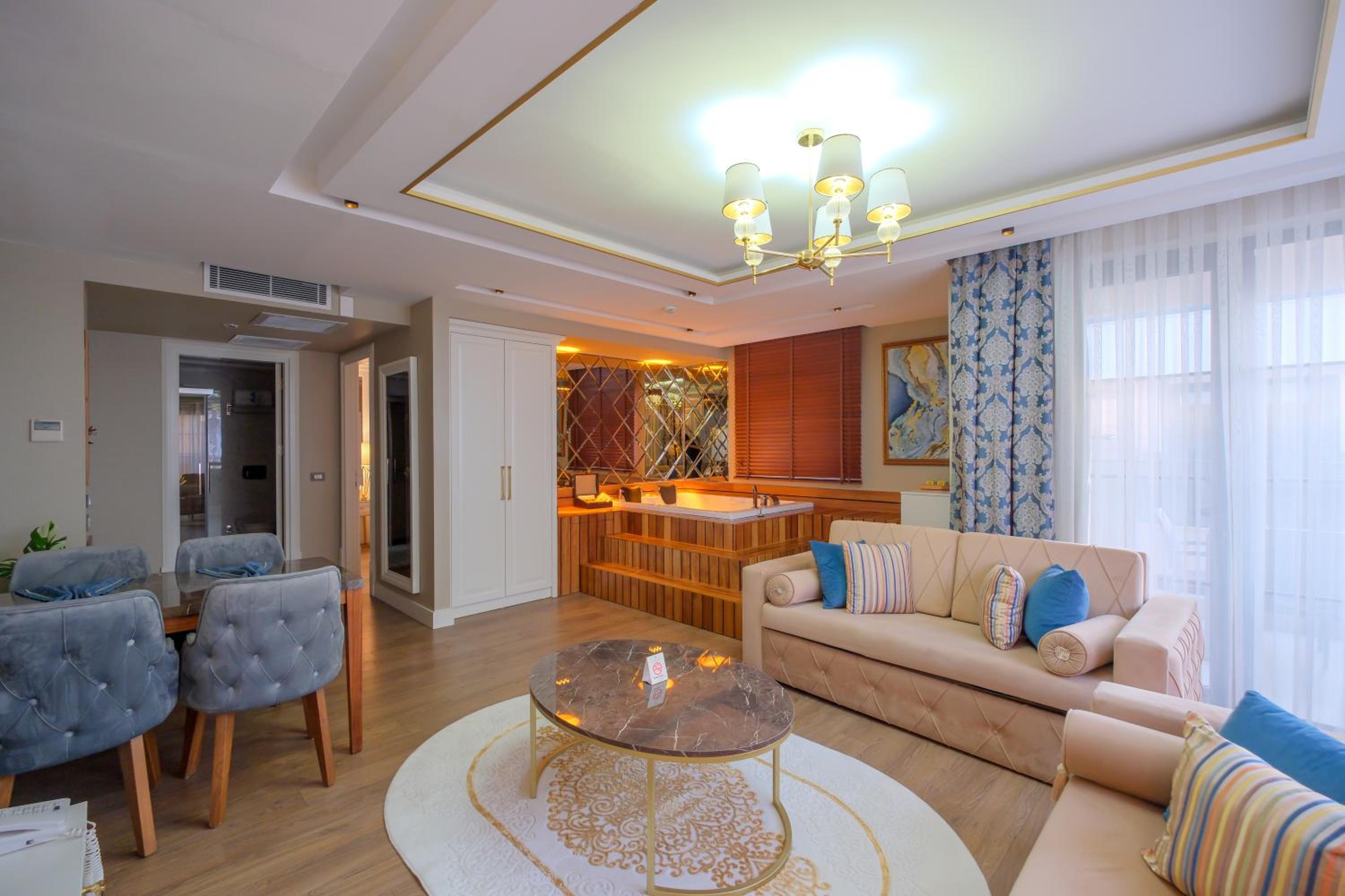 Deluxe King Suite