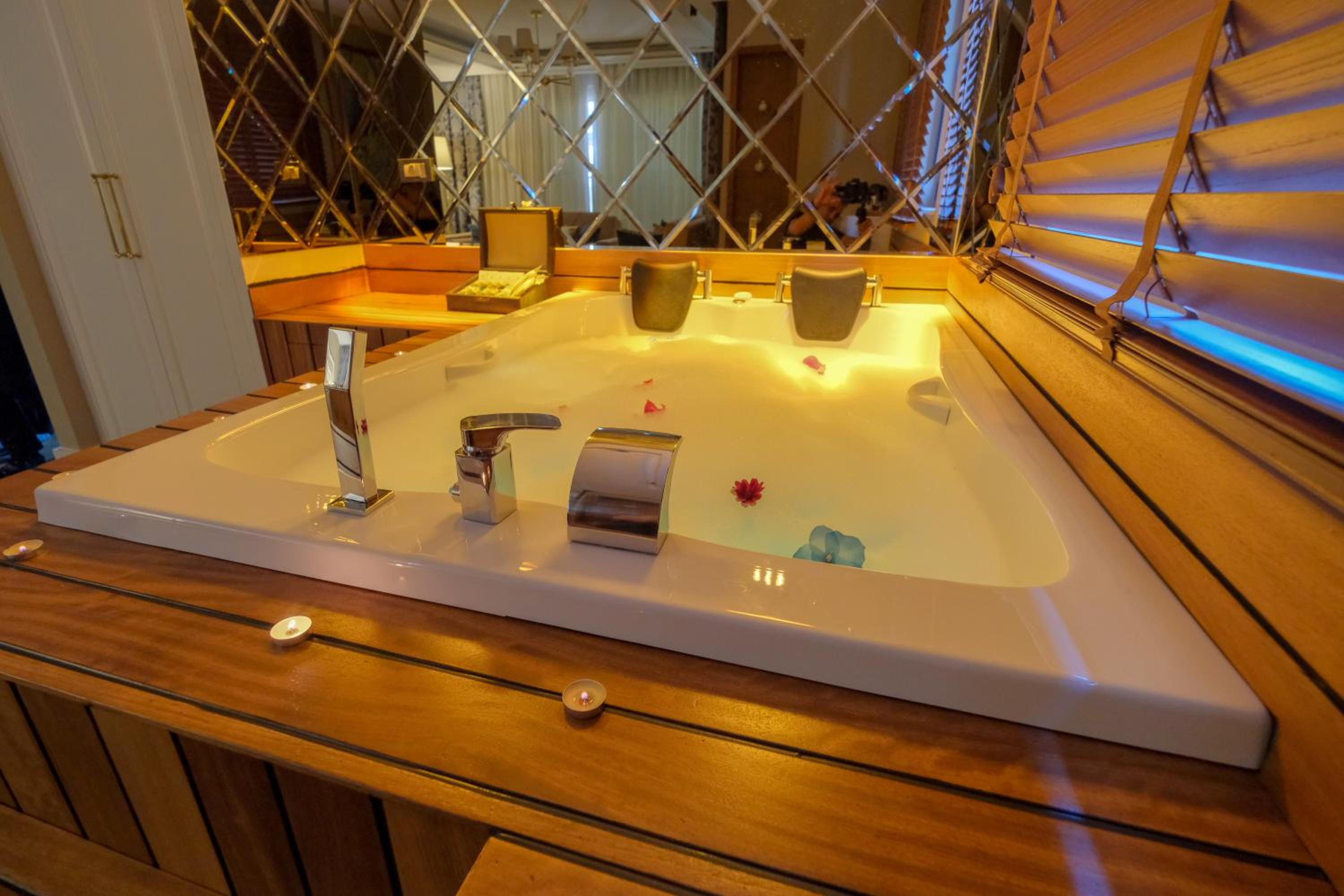 Deluxe King Suite
