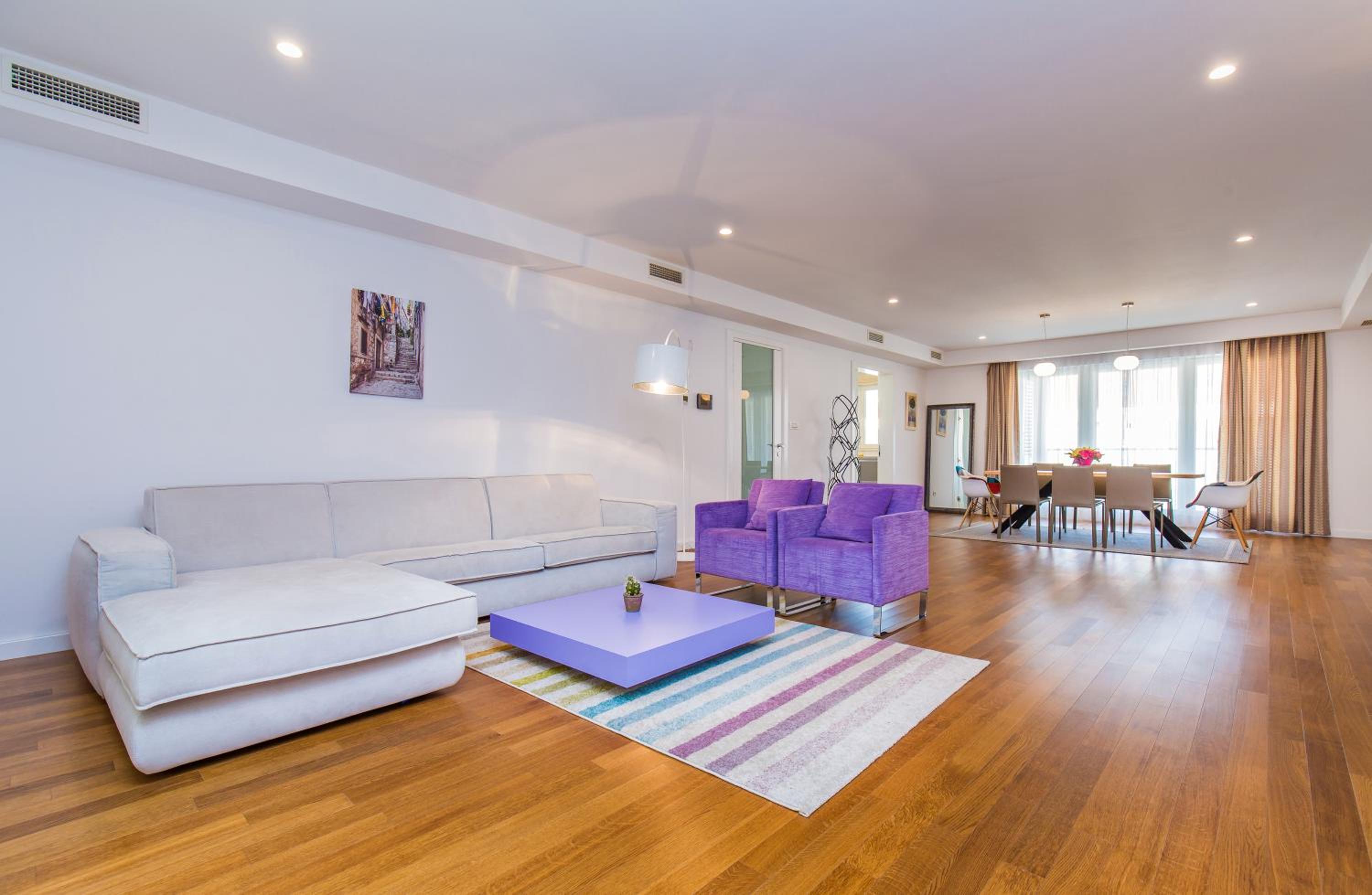 Deluxe Three-Bedroom Apartment with Terrace and Garden View photo 2