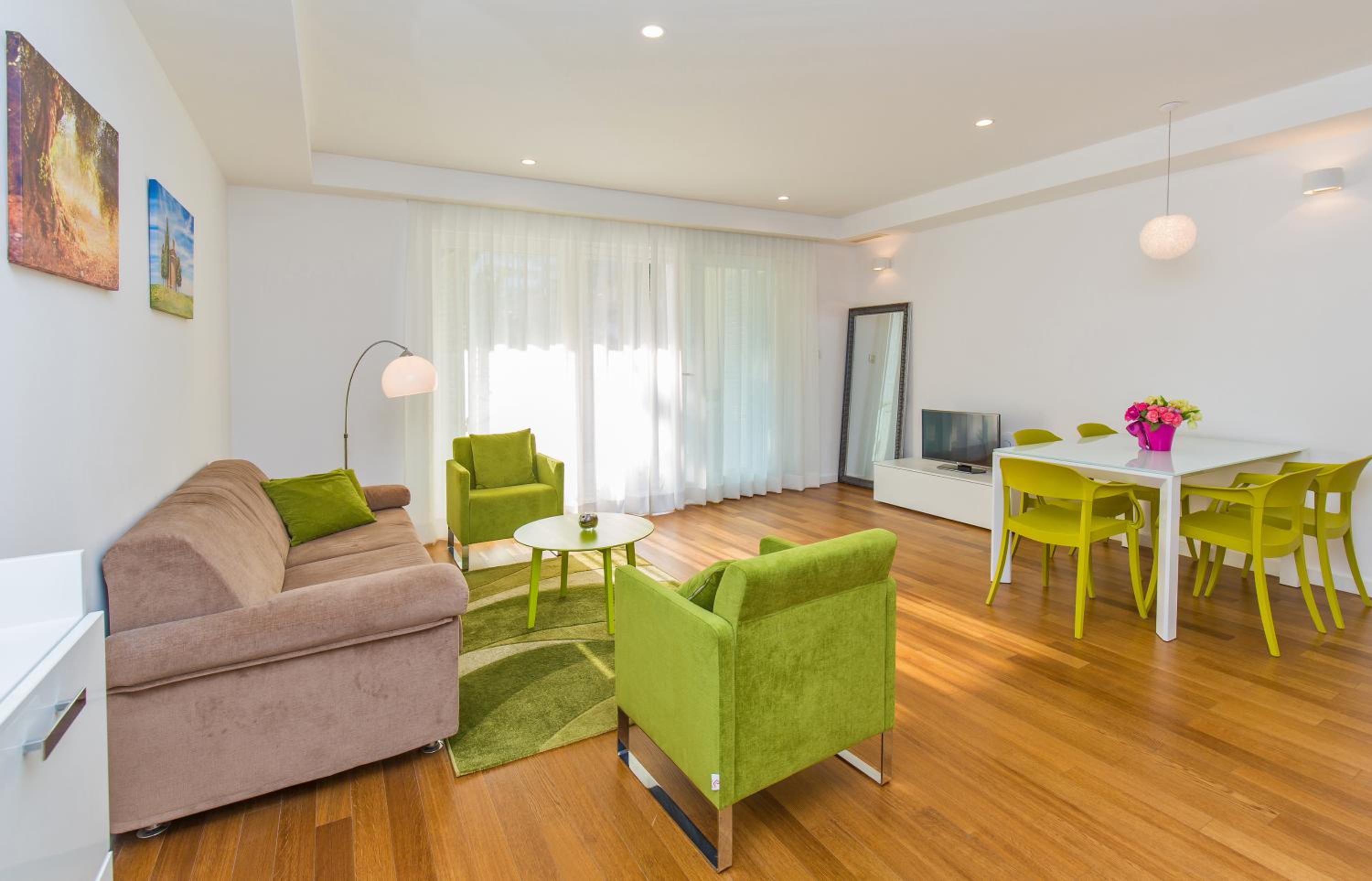Deluxe Two-Bedroom Apartment with Terrace photo 2