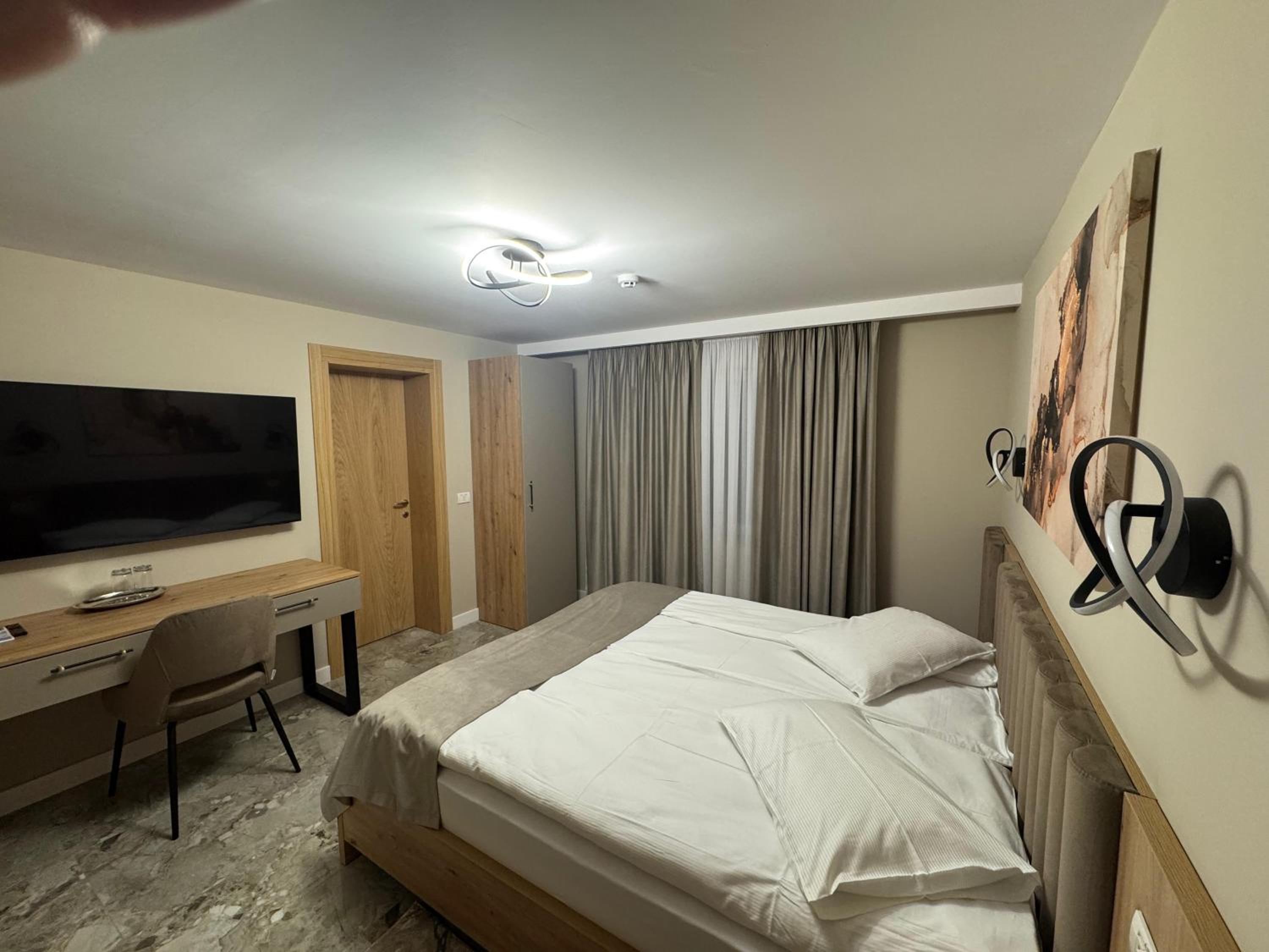 Deluxe King Room photo 1