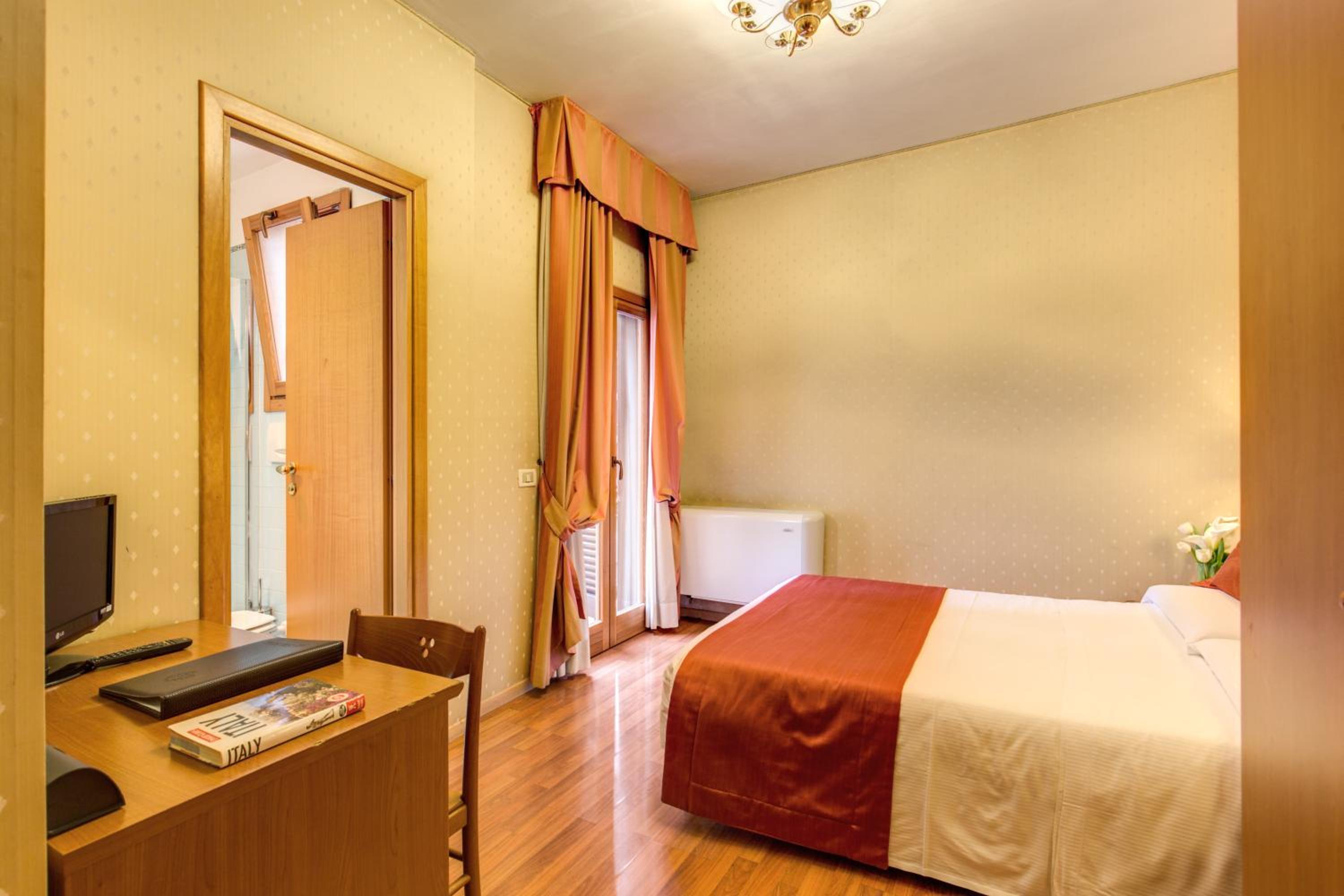 Hotel Flower Garden - Photo 18