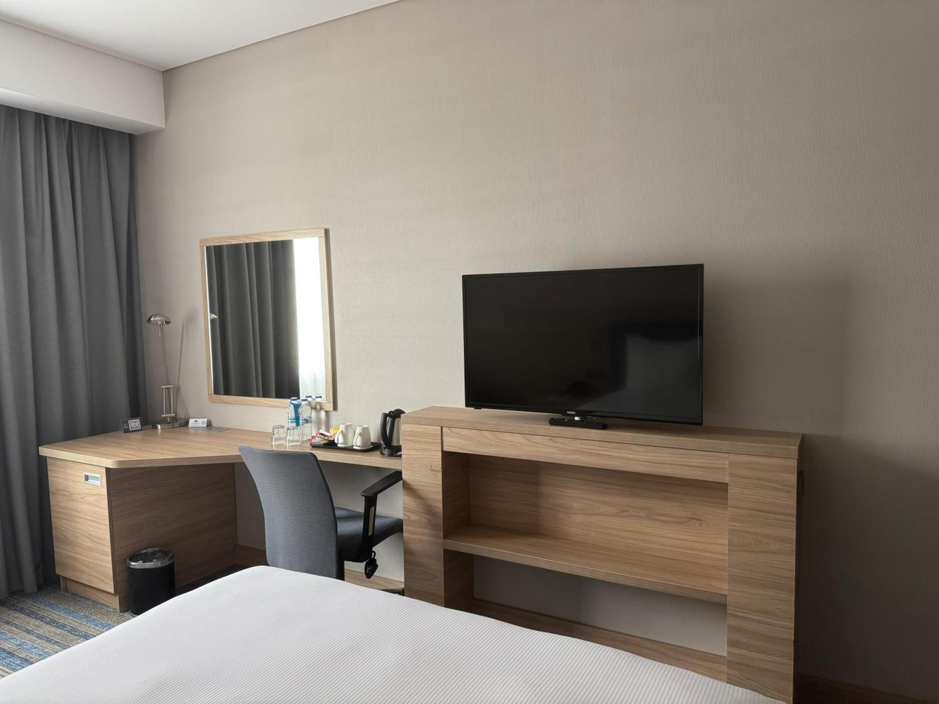 Queen Accessible Room NS