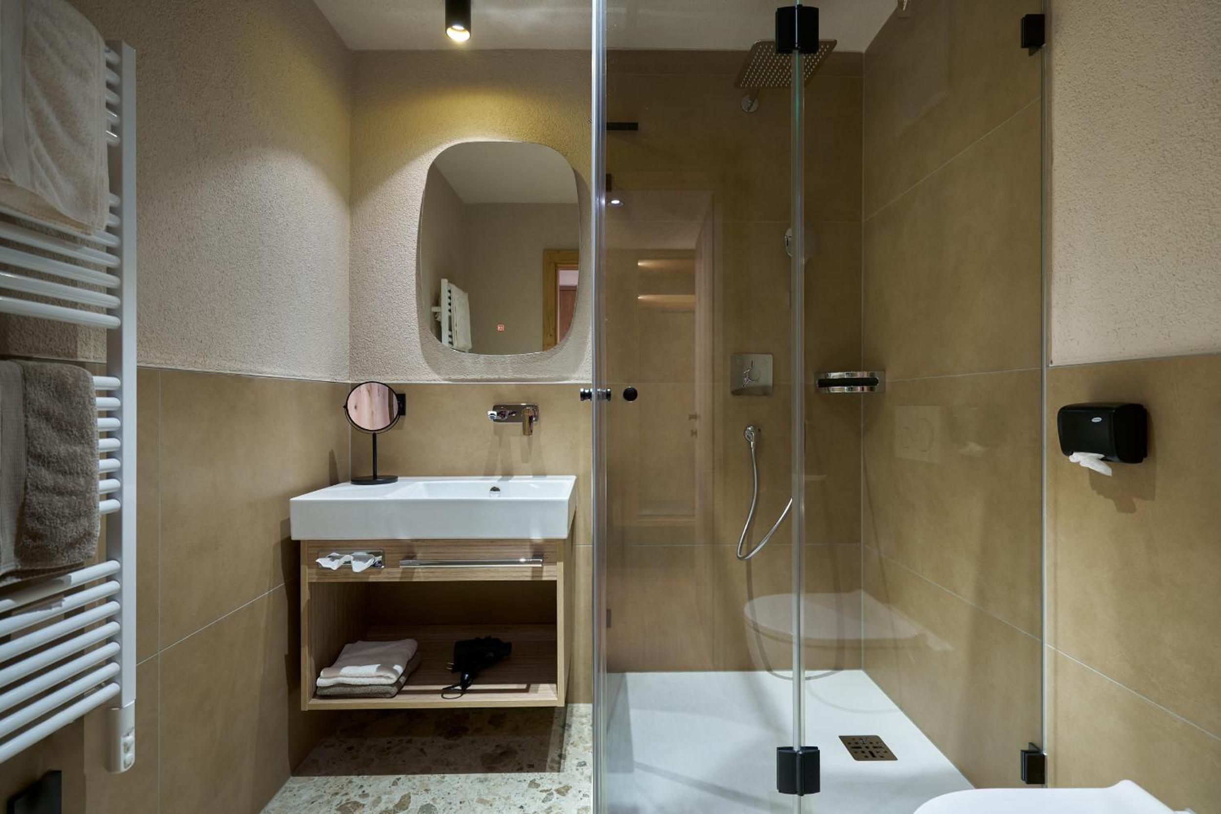 Deluxe Double Room with Balcony - Photo 4