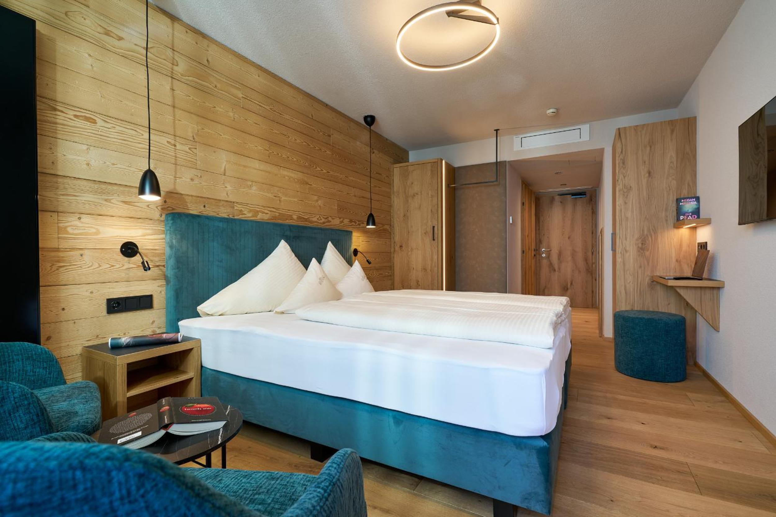 Deluxe Double Room with Balcony - Photo 5