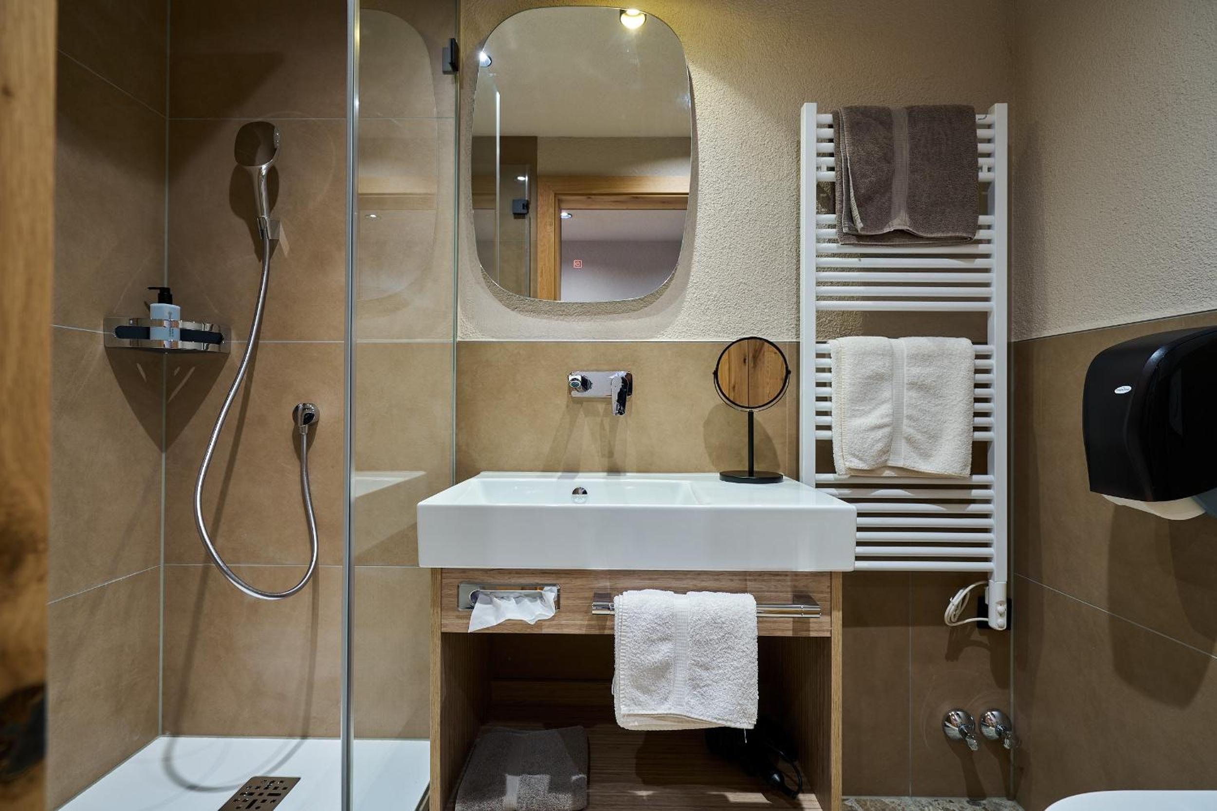Deluxe Double Room with Balcony - Photo 3