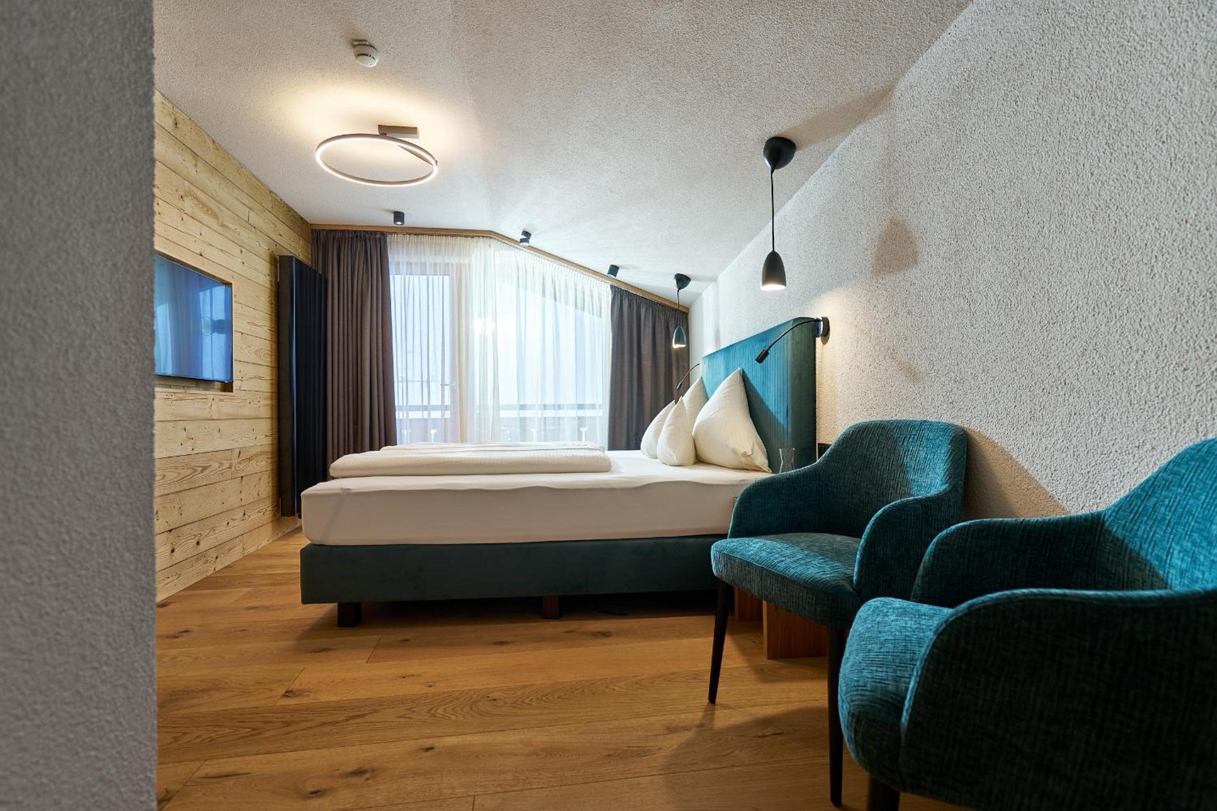 Deluxe Double Room with Balcony - Photo 6