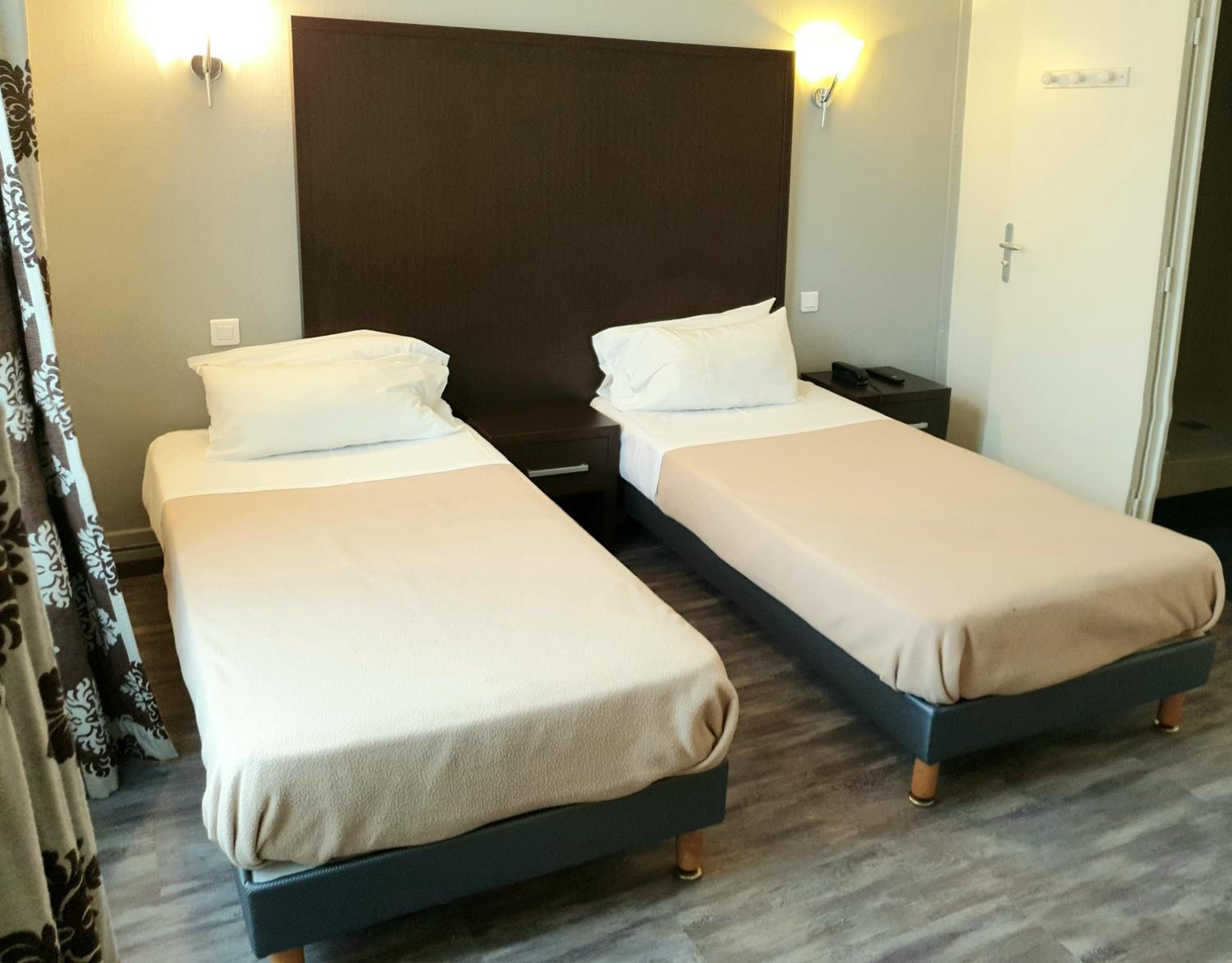 Twin Room with Street View - Photo 2