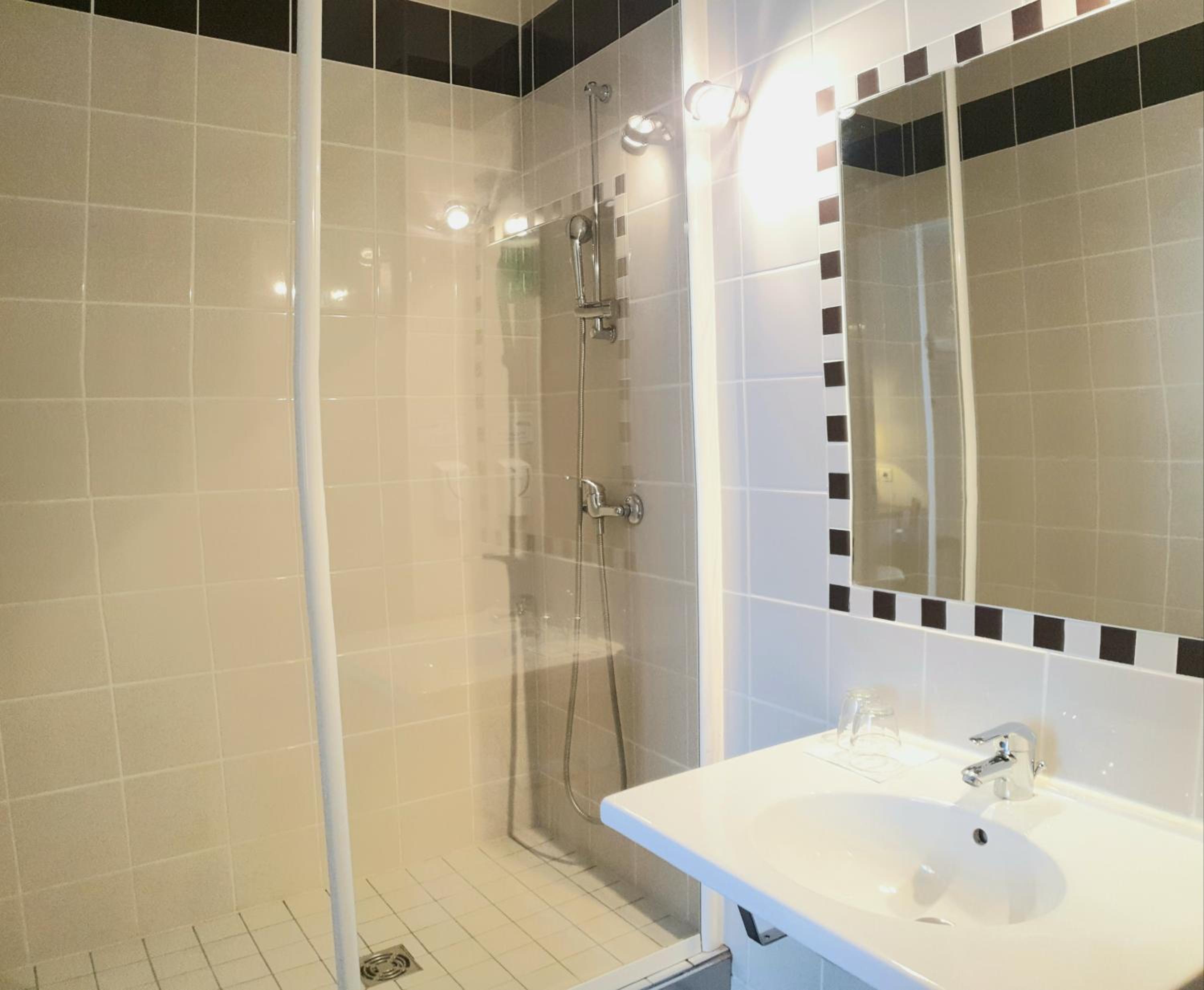 Twin Room with Street View - Photo 3