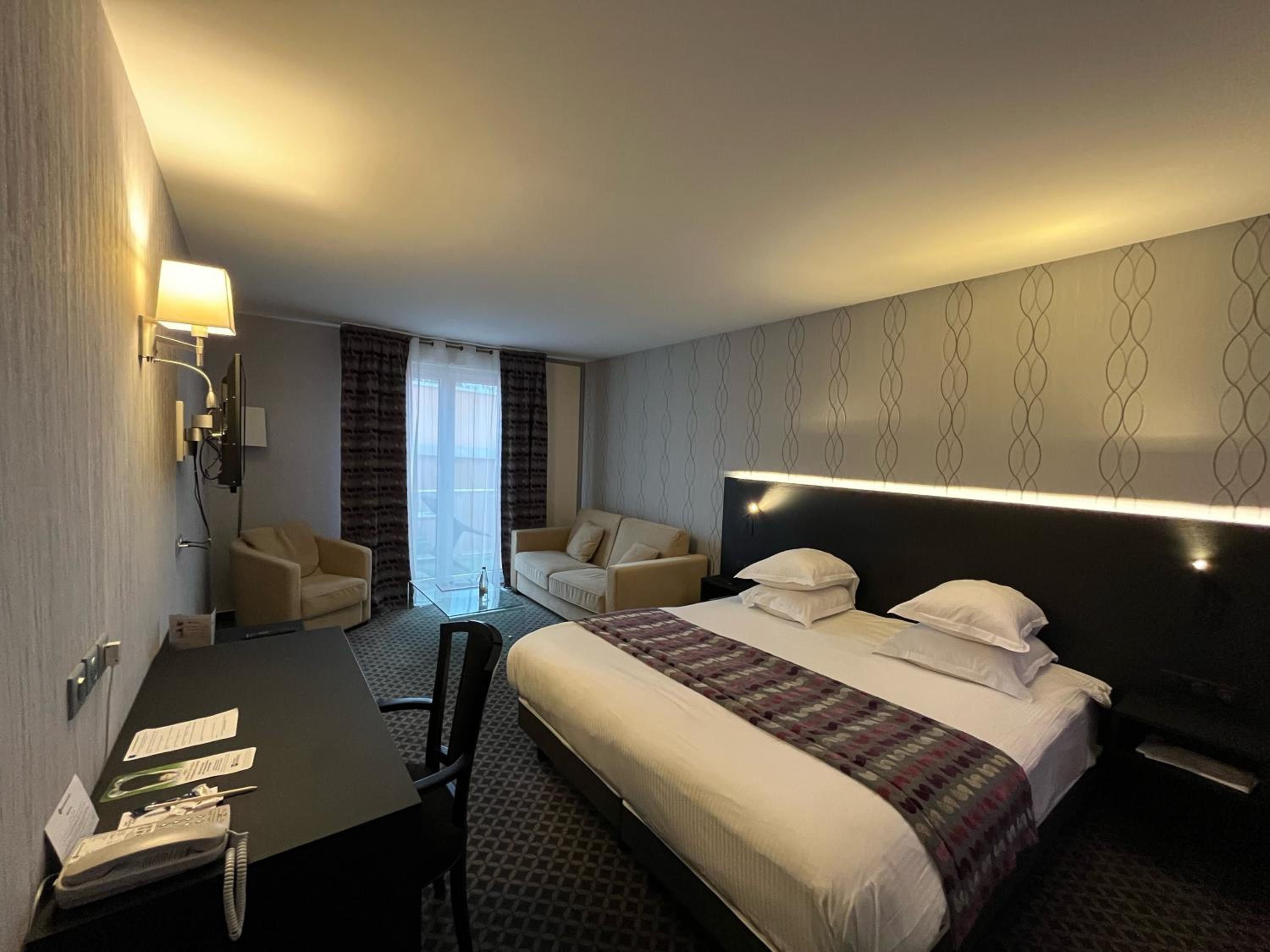 Junior King Suite with Sofa Bed - Non-Smoking