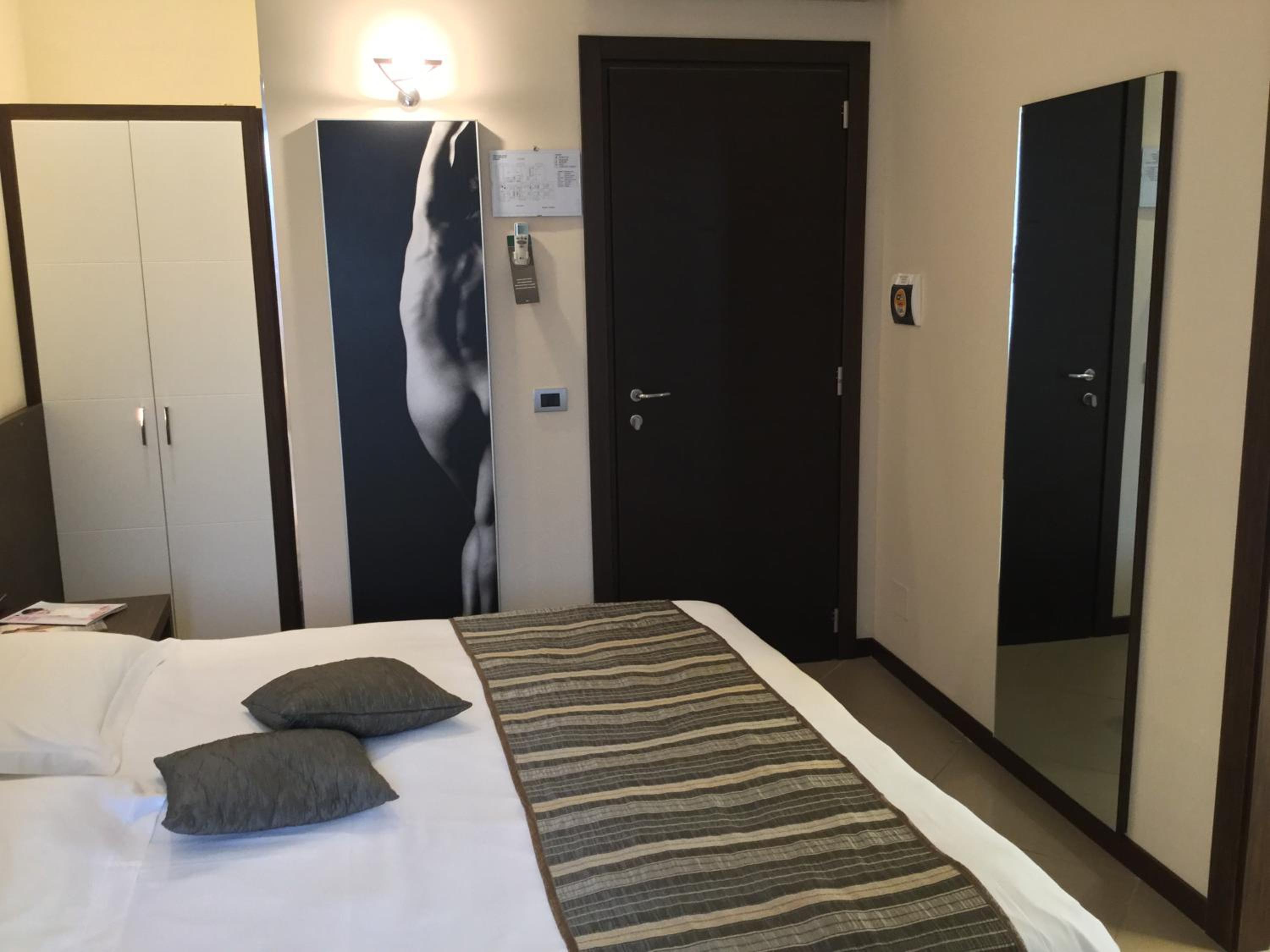 Double Room with Private Bathroom - Photo 4