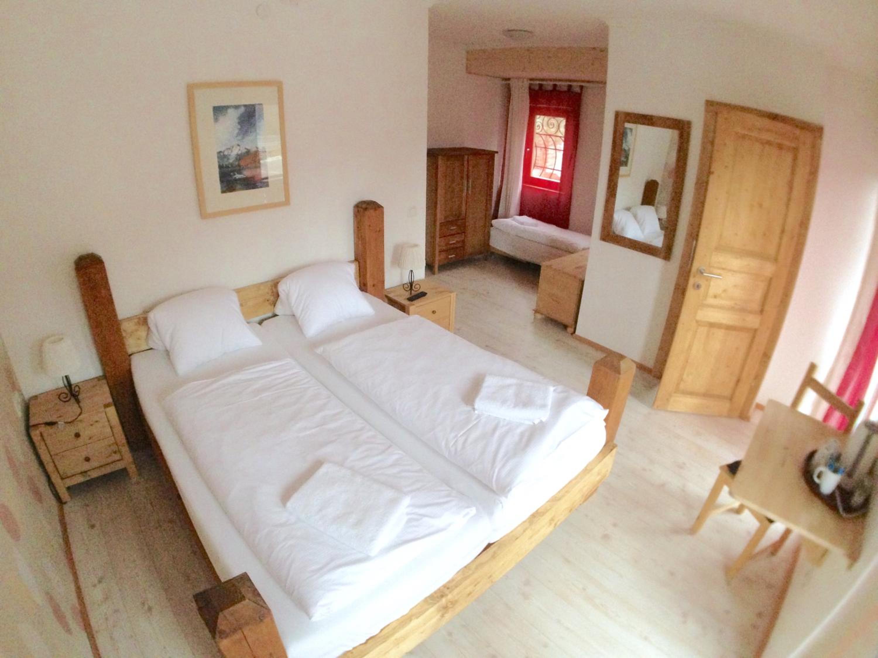 Small Double Room with Extra Bed - Photo 4