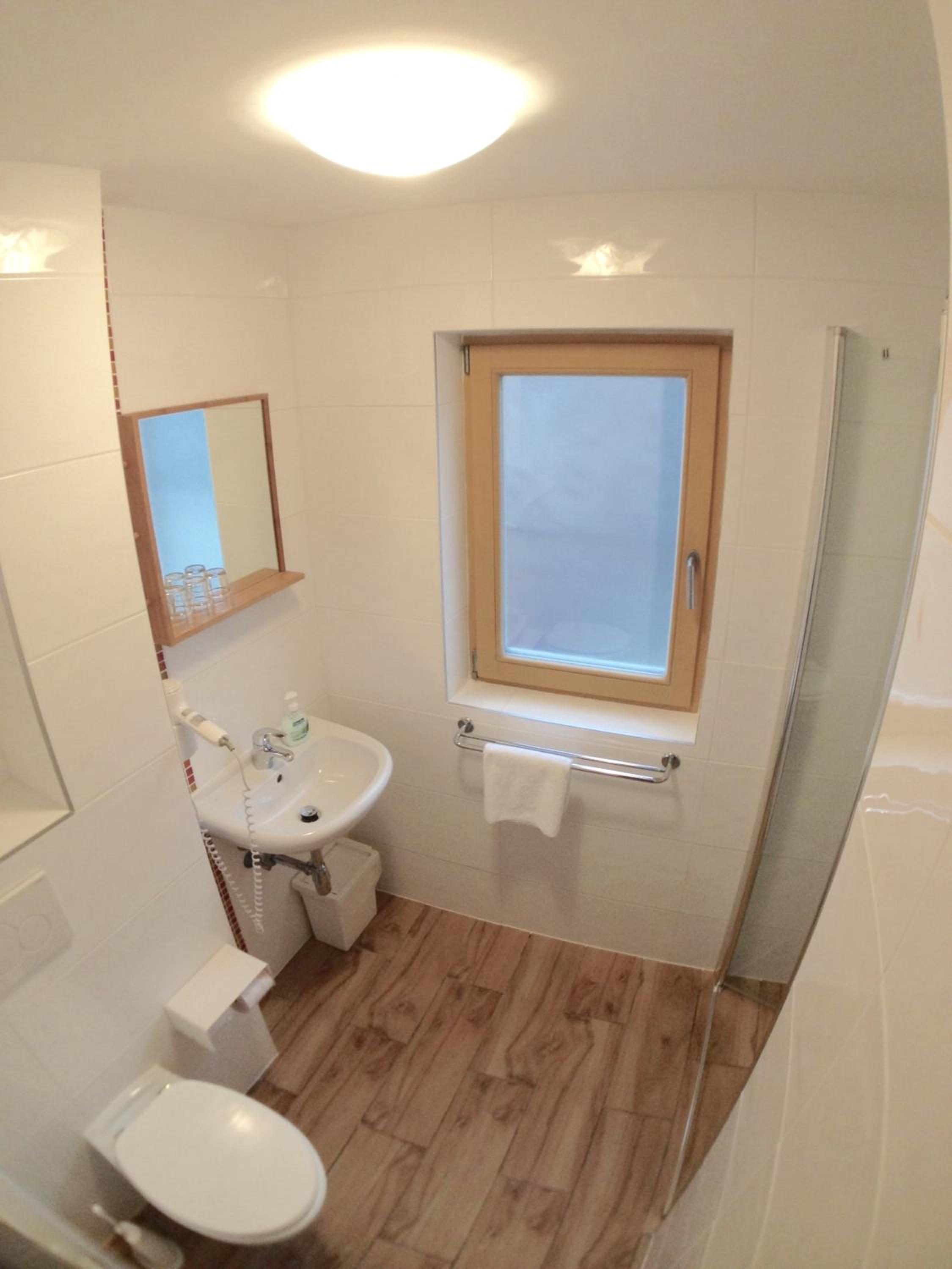 Small Double Room with Extra Bed - Photo 5