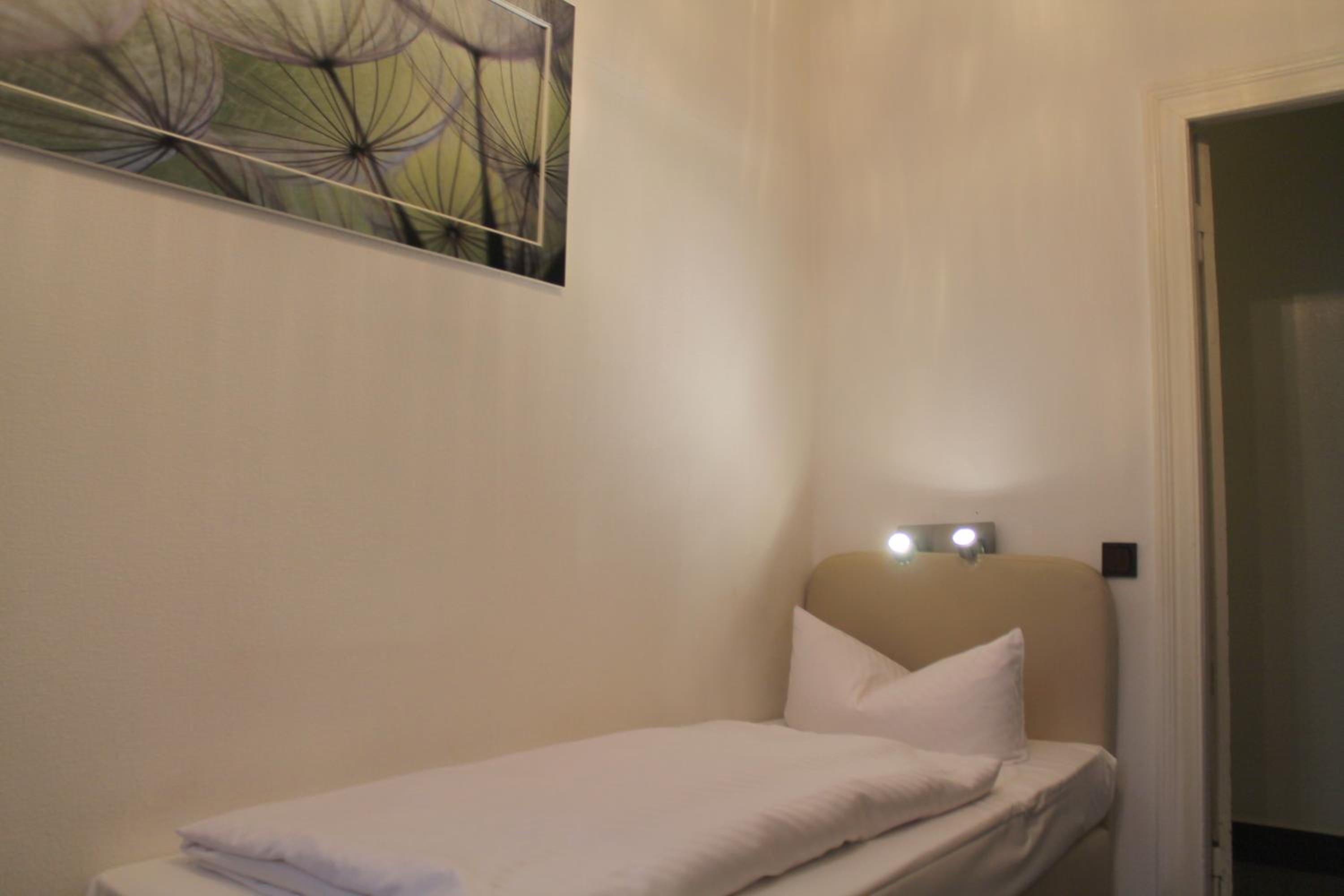 Single Room with Shared Toilet and Private Shower photo 2