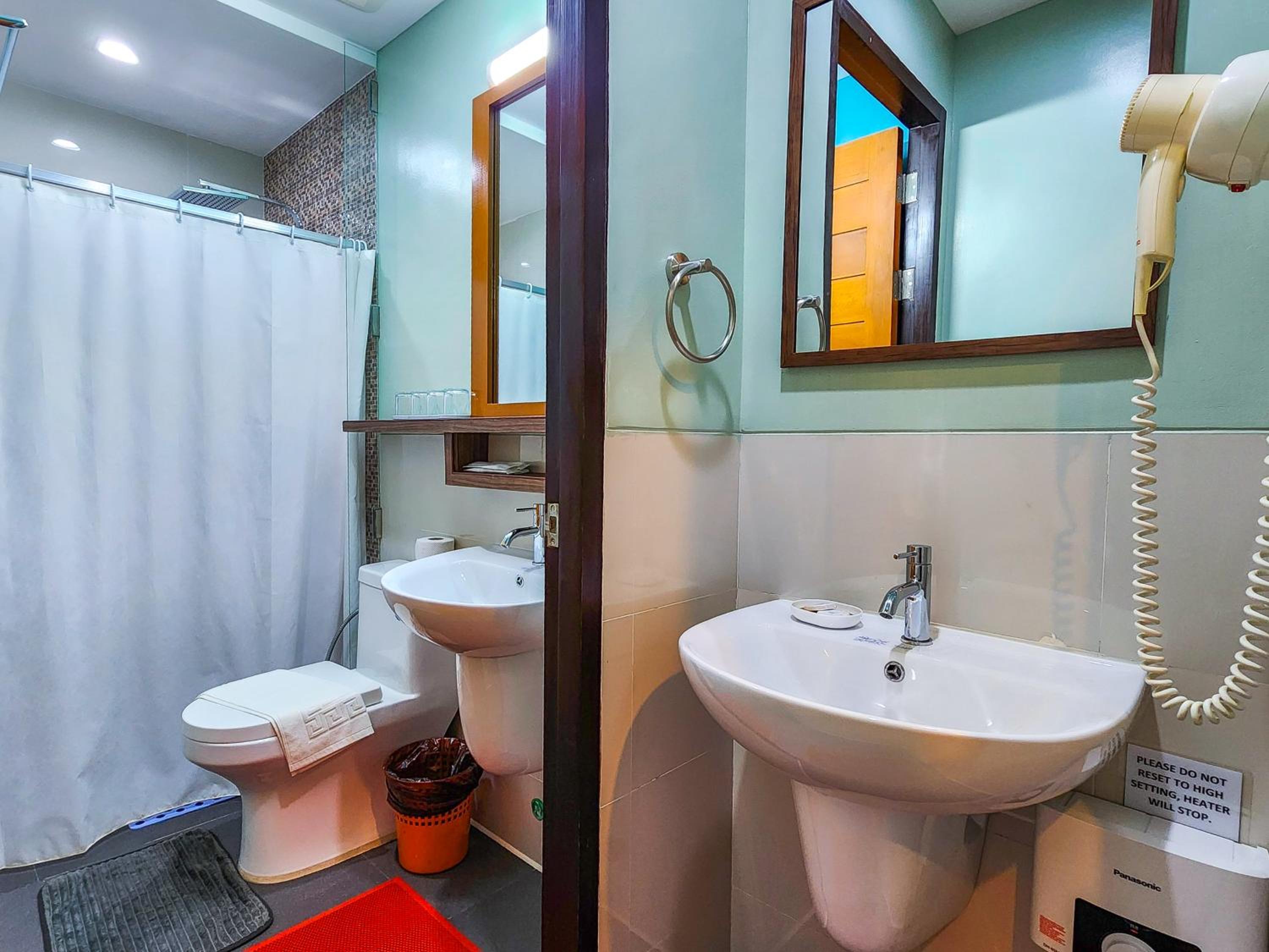 Standard Quadruple Room - Photo 8
