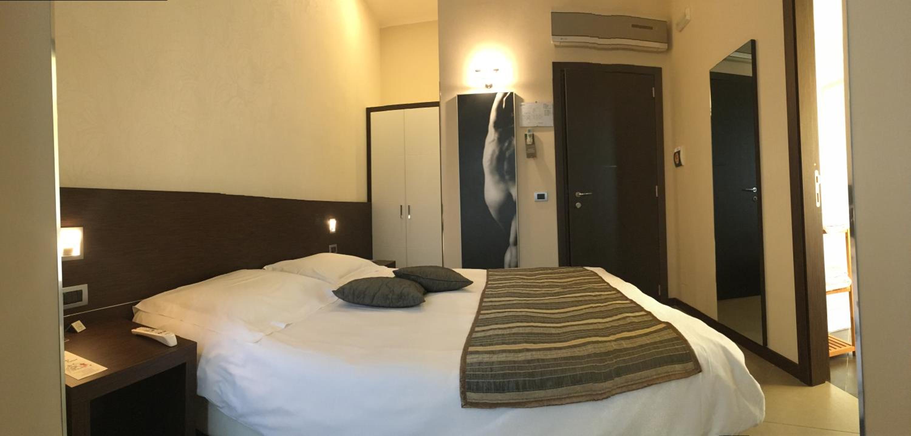 Double Room with Private Bathroom - Photo 3