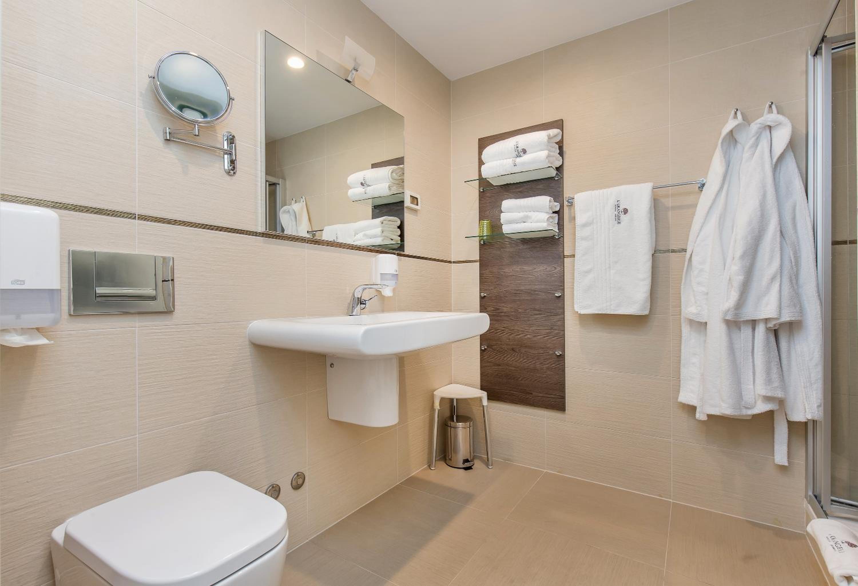 Deluxe Two-Bedroom Apartment with Terrace and PArtial Sea View photo 2