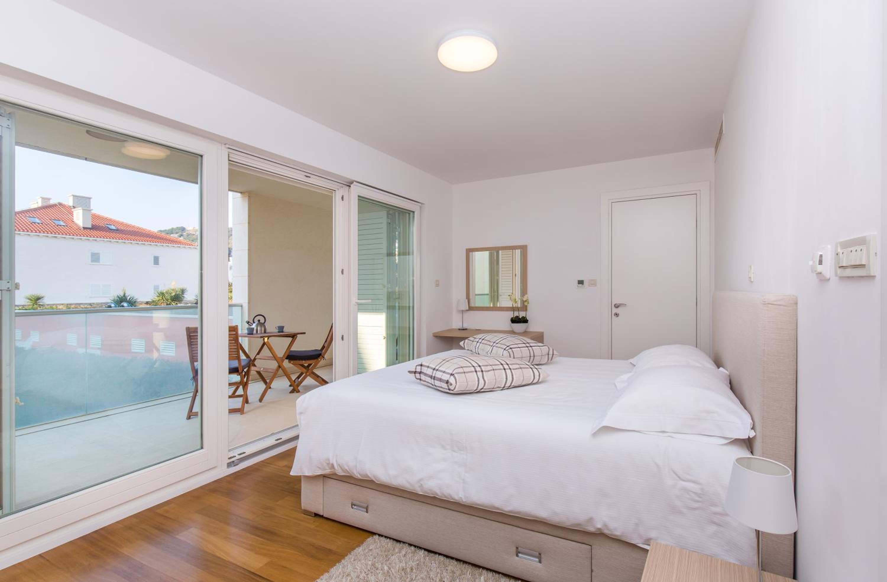 Deluxe One-Bedroom Apartment with Terrace and Garden View photo 3