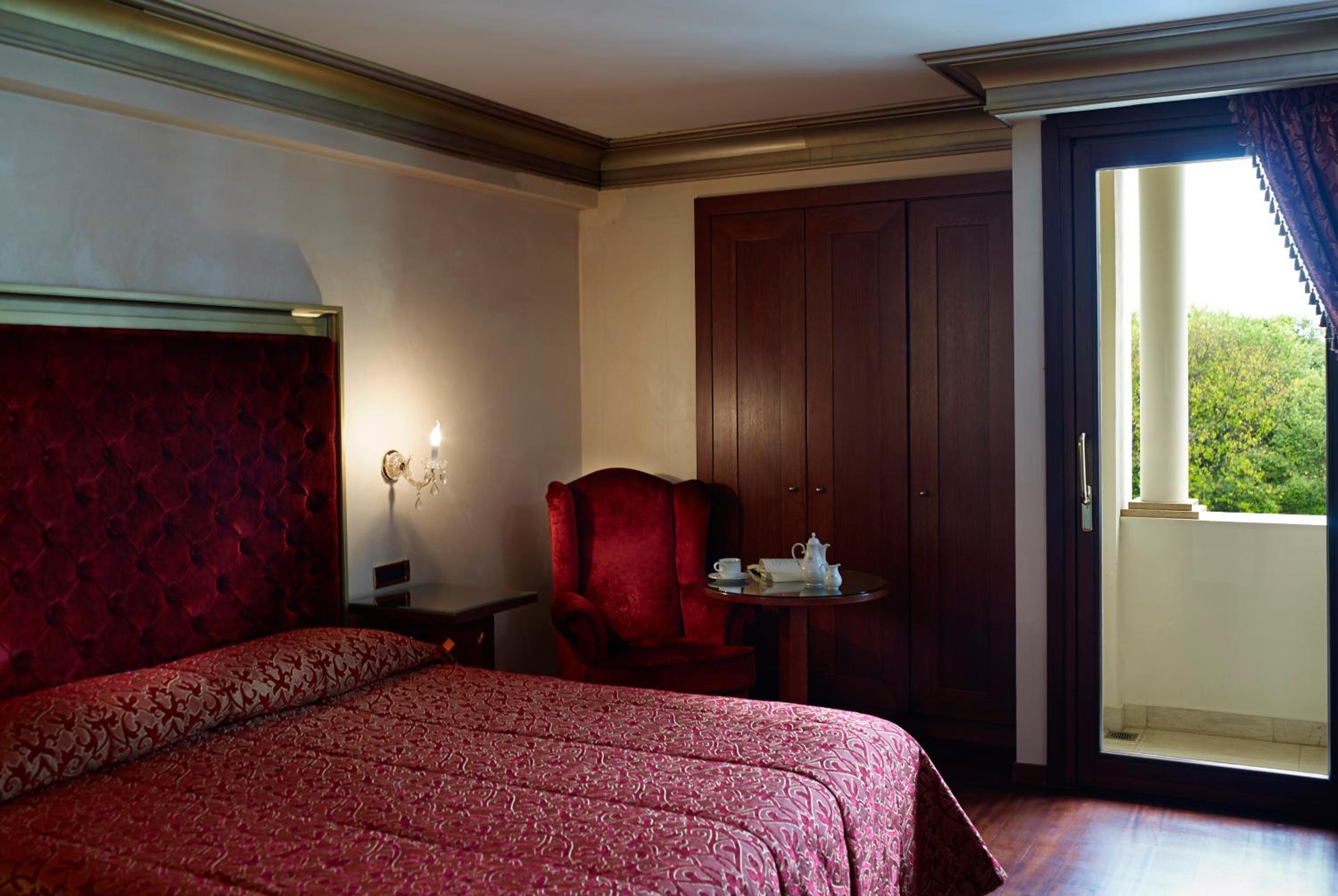 Executive Suite - Photo 3