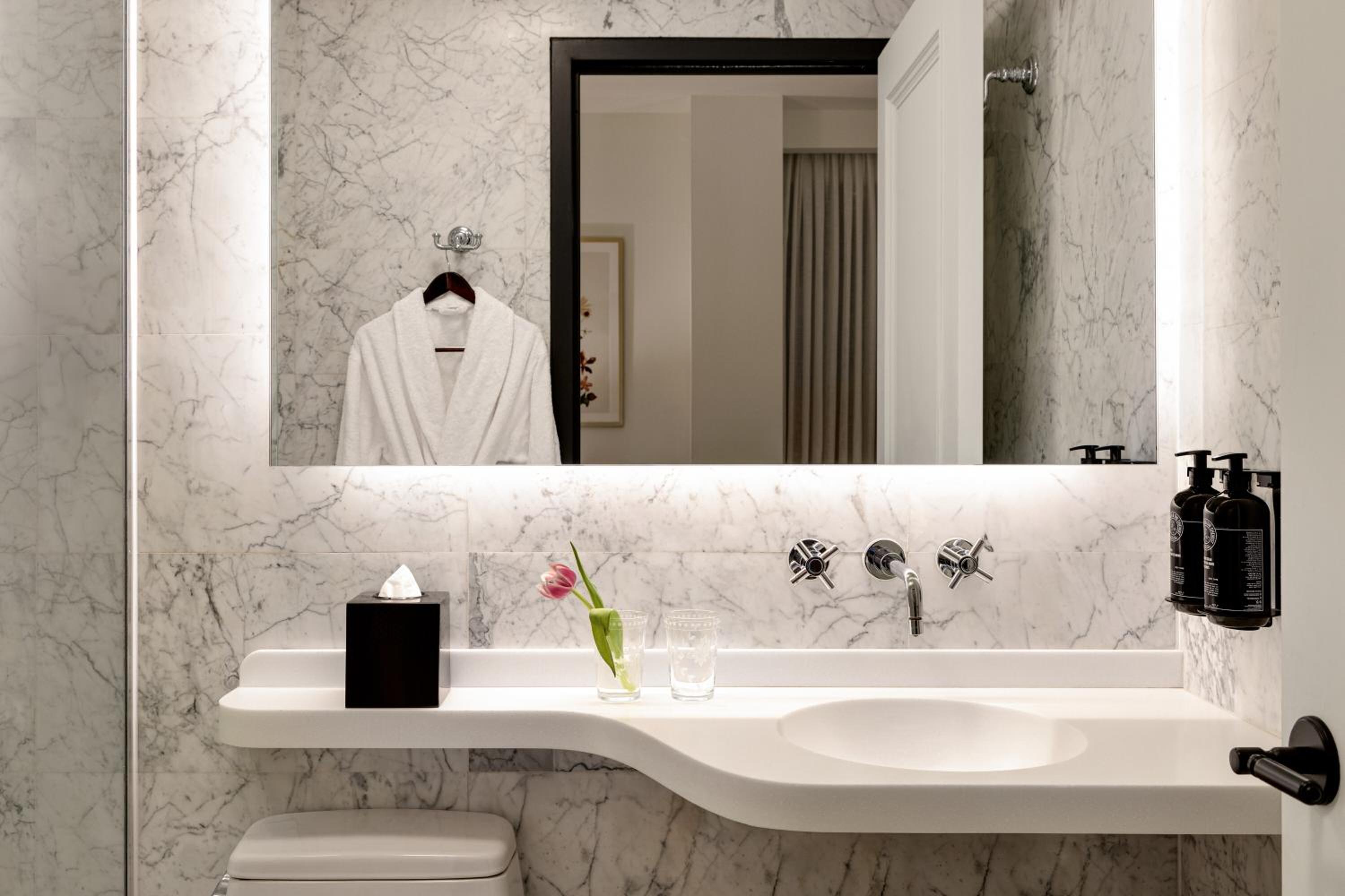 Deluxe Queen Room with Terrace thumbnail 6