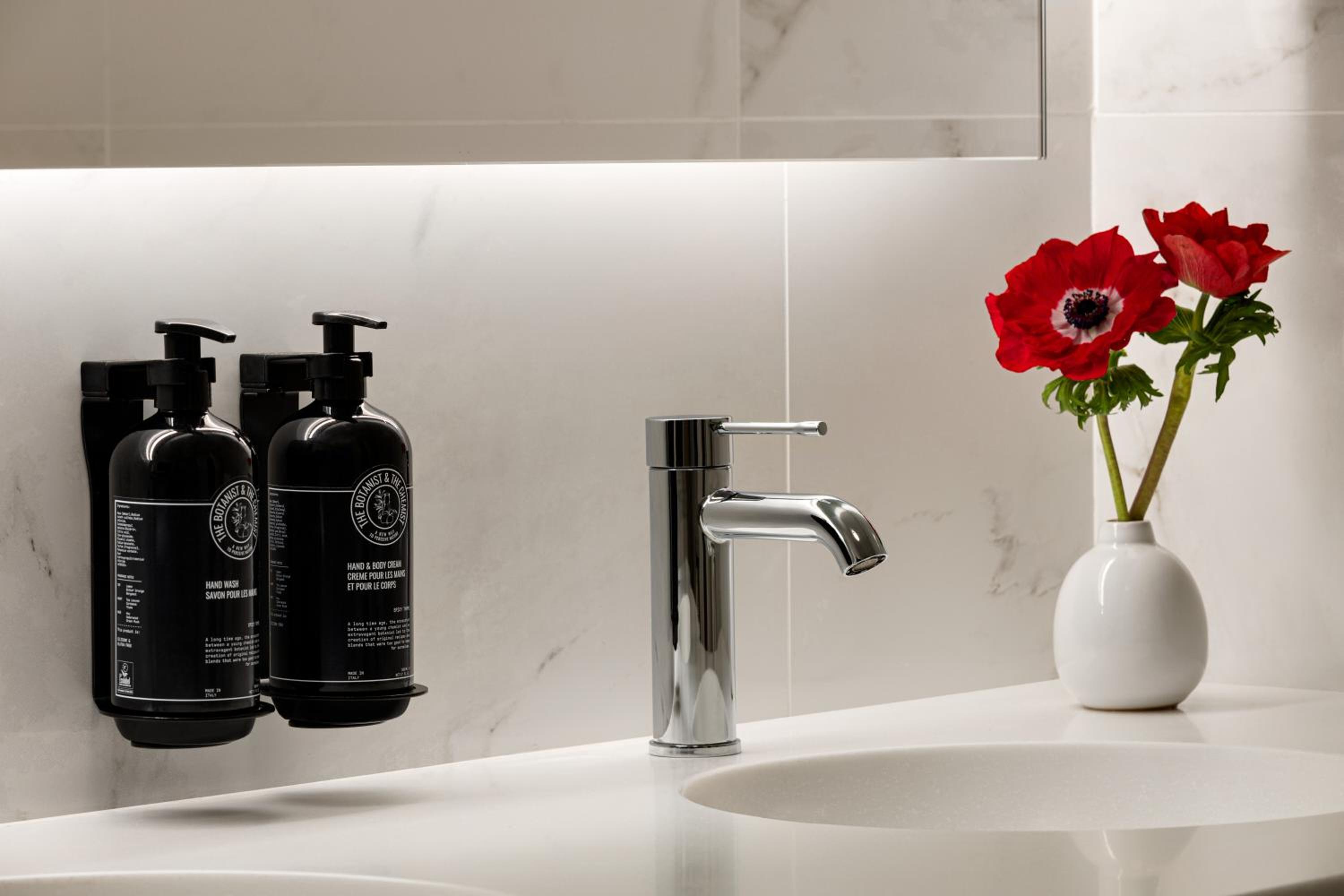 Double Room - Mobility/Hearing Accessible with Roll-In Shower thumbnail 5
