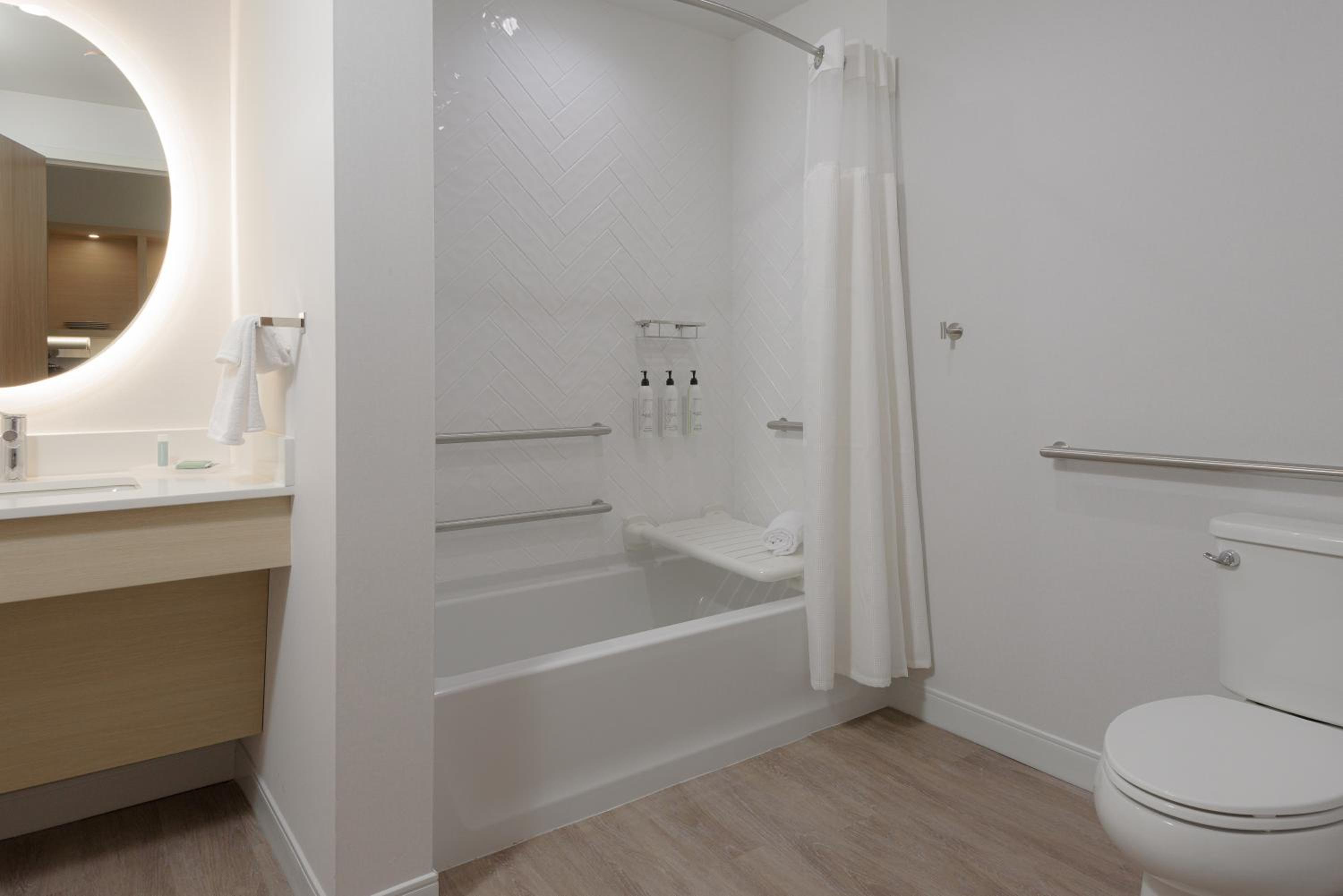 Studio Suite with Two Queen Beds and Adapted Tub - Mobility Accessible