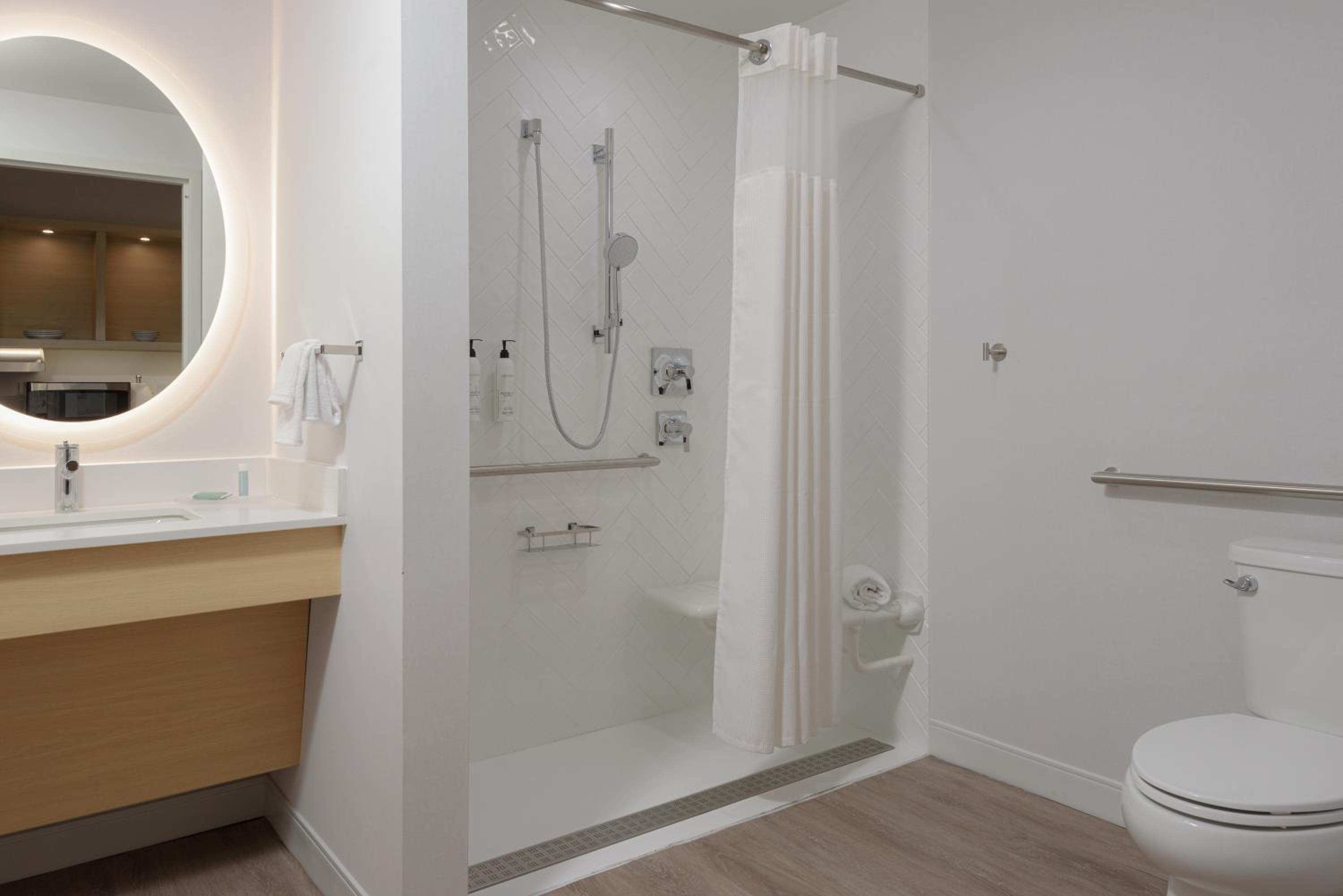 King Studio Suite with Roll-In Shower - Mobility Accessible