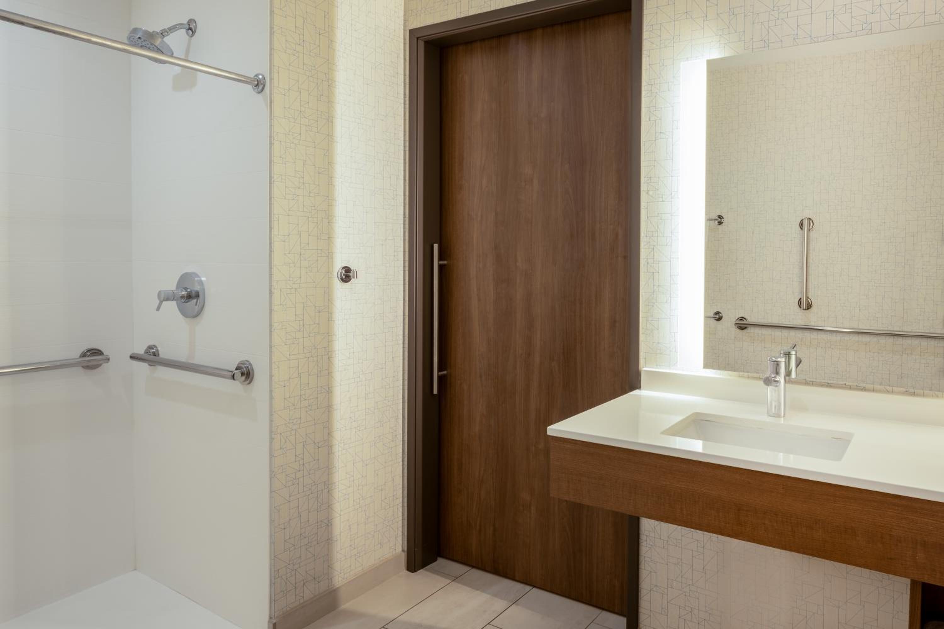 King Suite - Disability Access - Photo 3