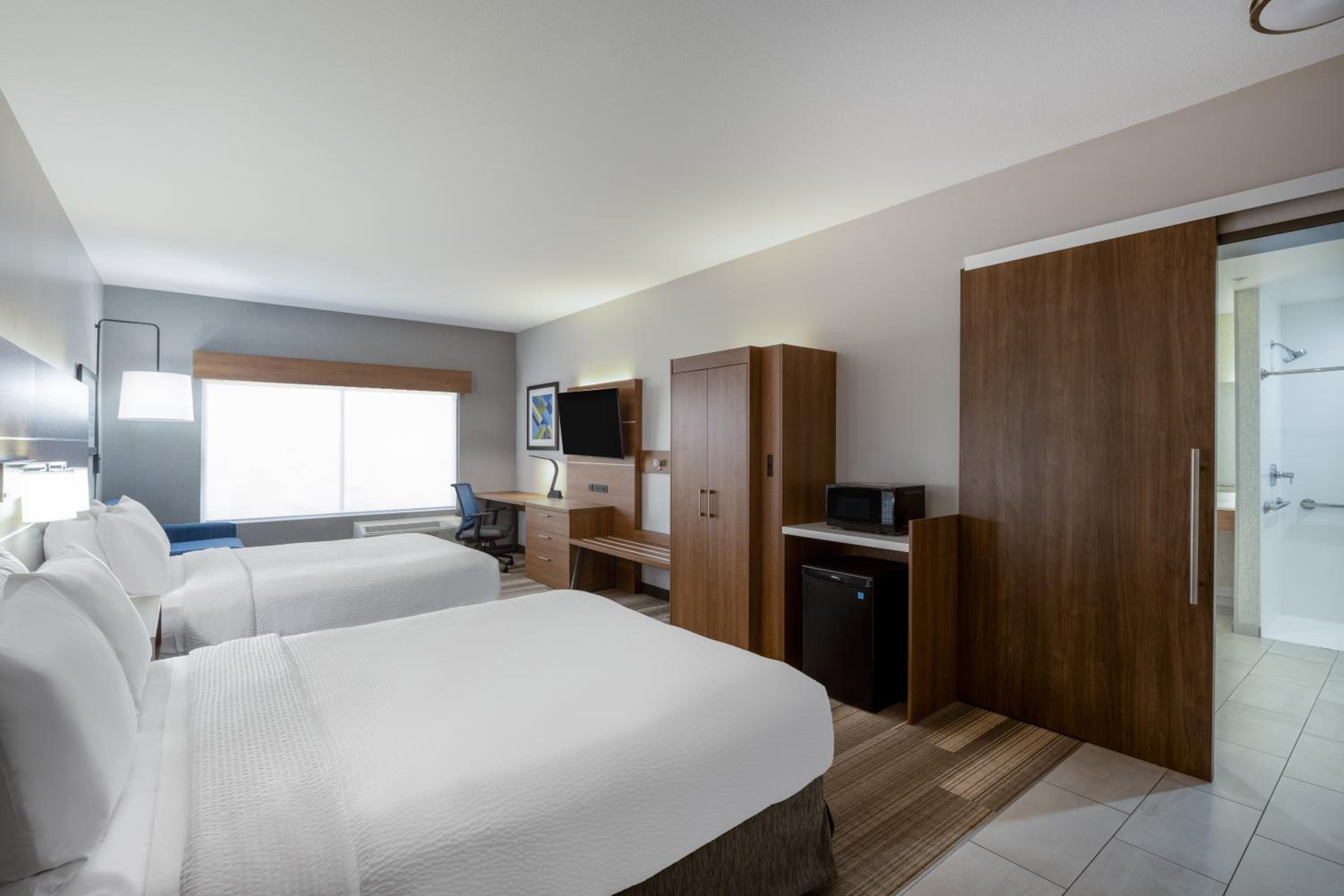 Suite with Two Queen Beds and Roll-in Shower - Communications Access - Photo 3