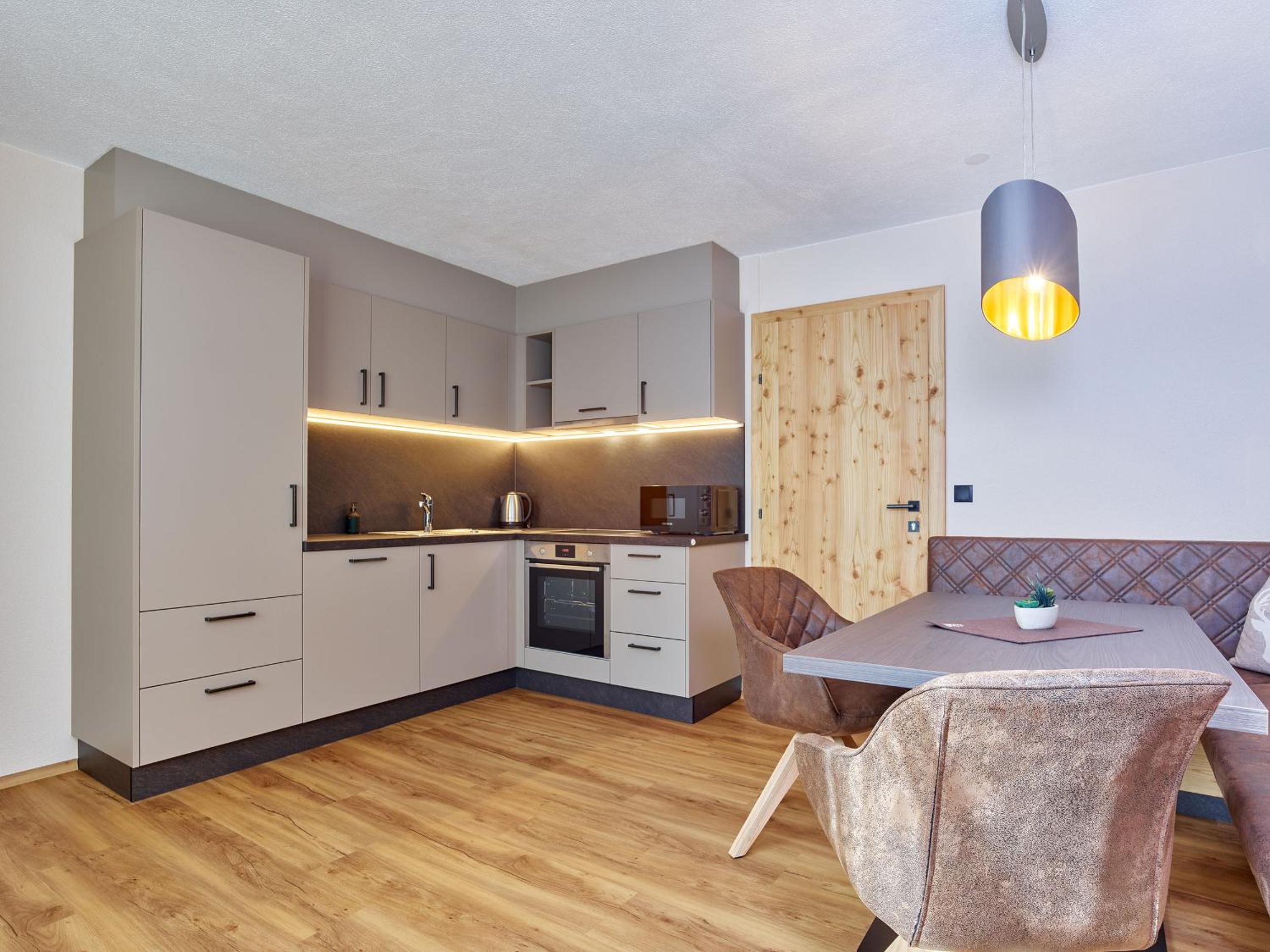 One-Bedroom Apartment with Balcony and Mountain View   photo 2