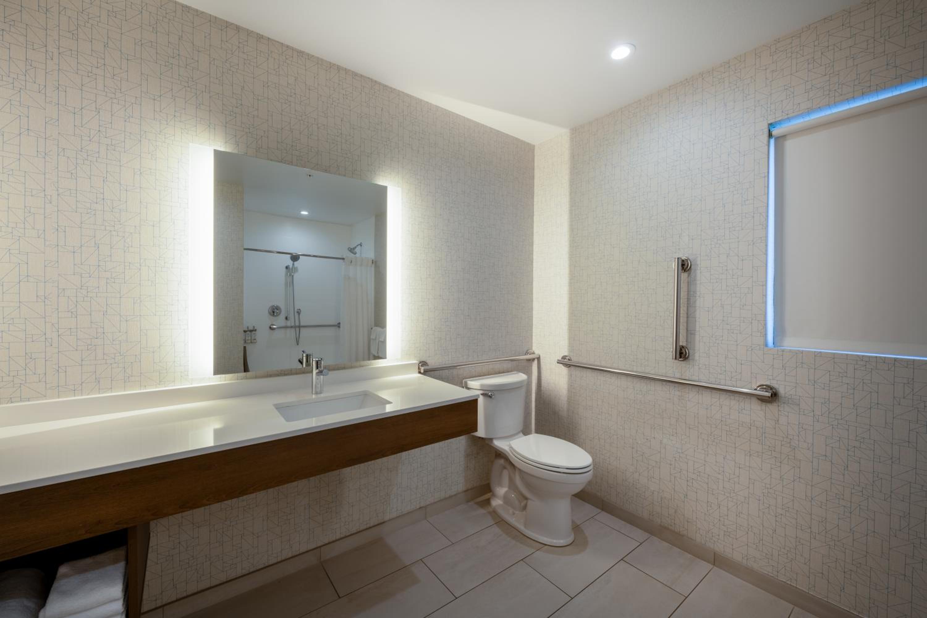 King Suite - Disability Access - Photo 8