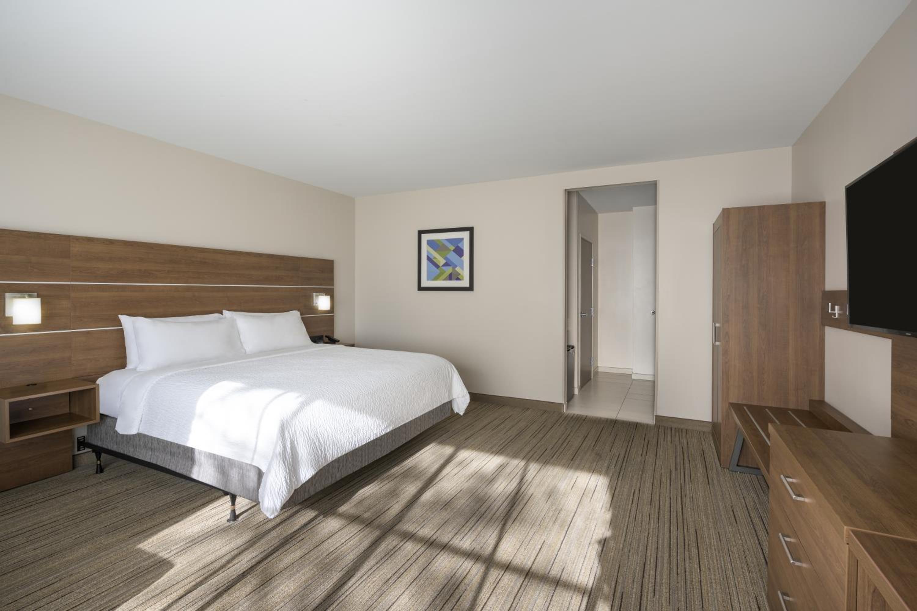 Standard King Room with Extra Space - Photo 3