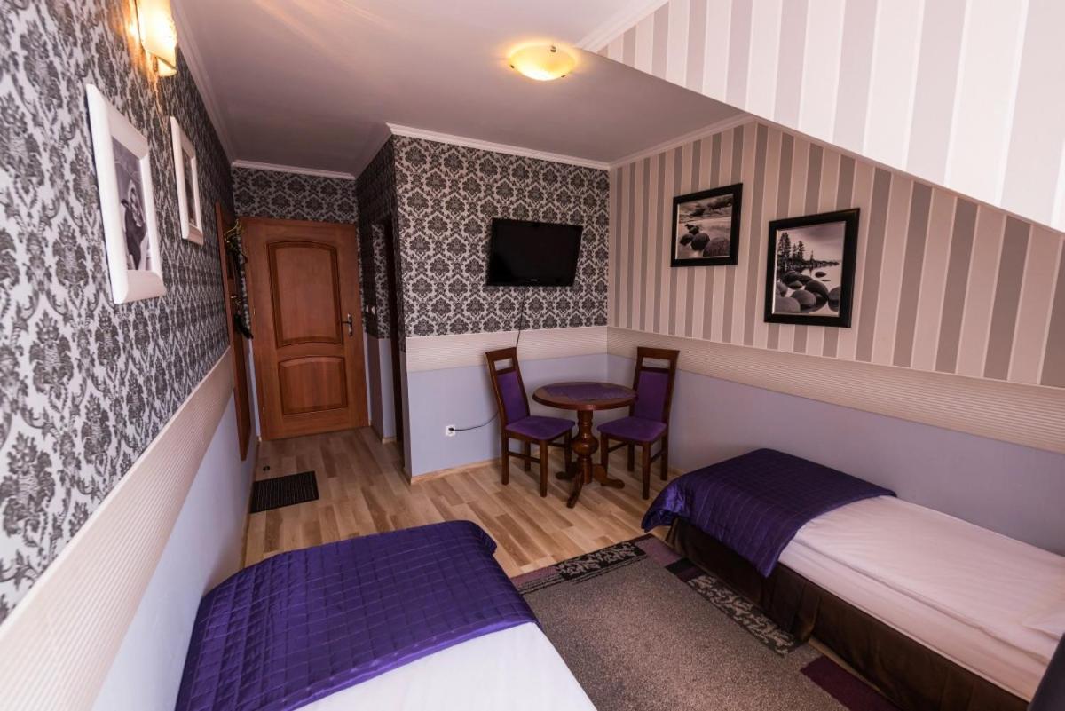 Twin Room with Private Bathroom photo 2