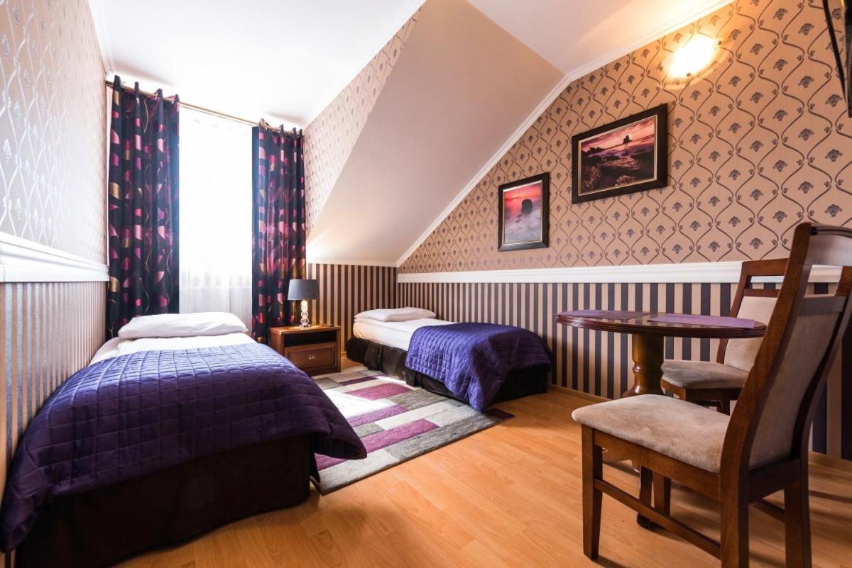 Twin Room with Private Bathroom photo 3
