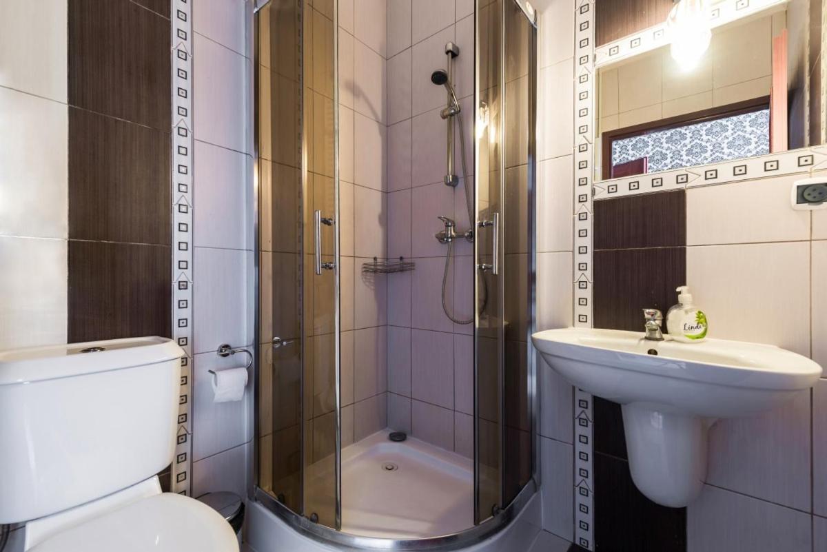 Twin Room with Private Bathroom photo 3