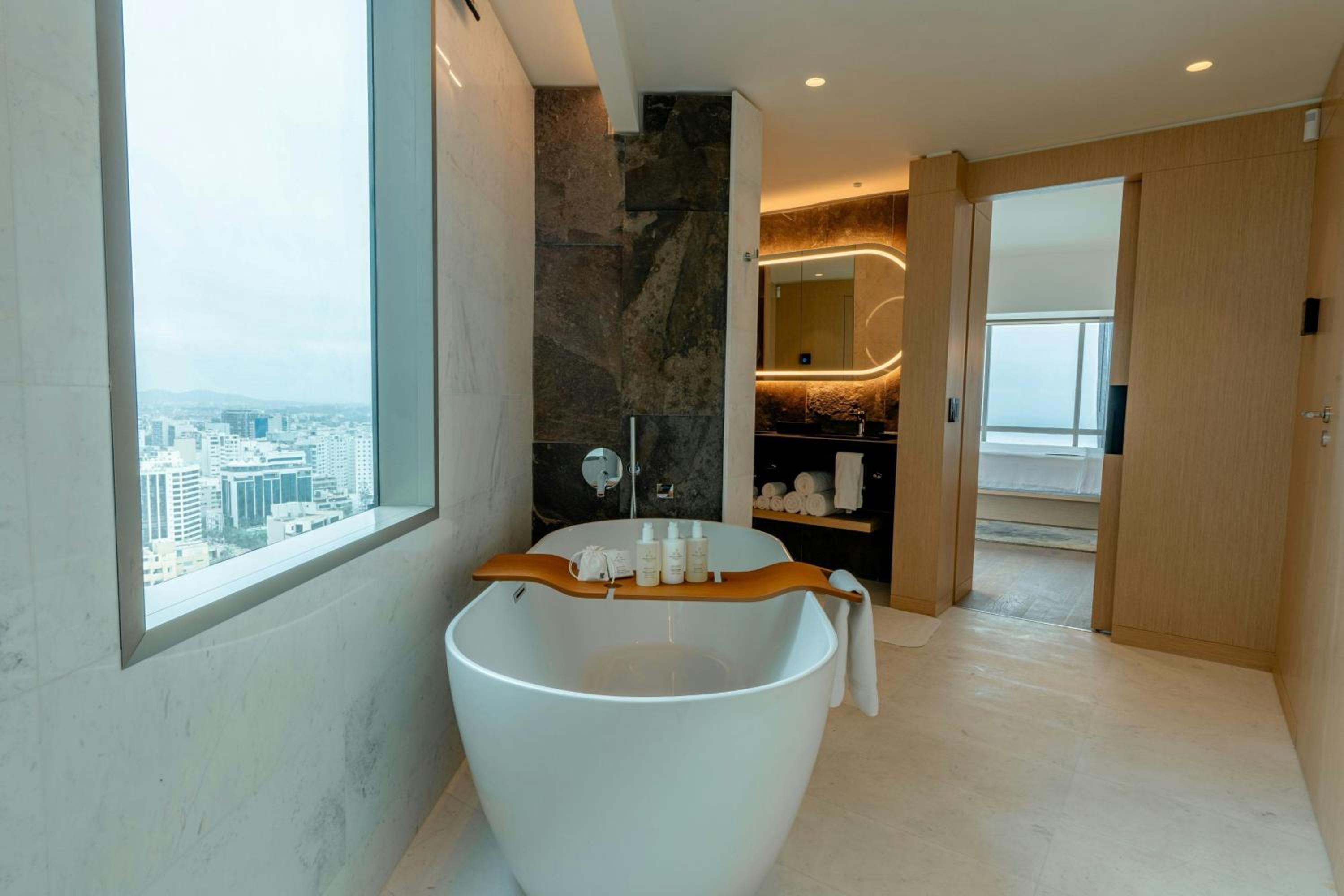 Master King Suite - Concierge Lounge Access - Photo 7
