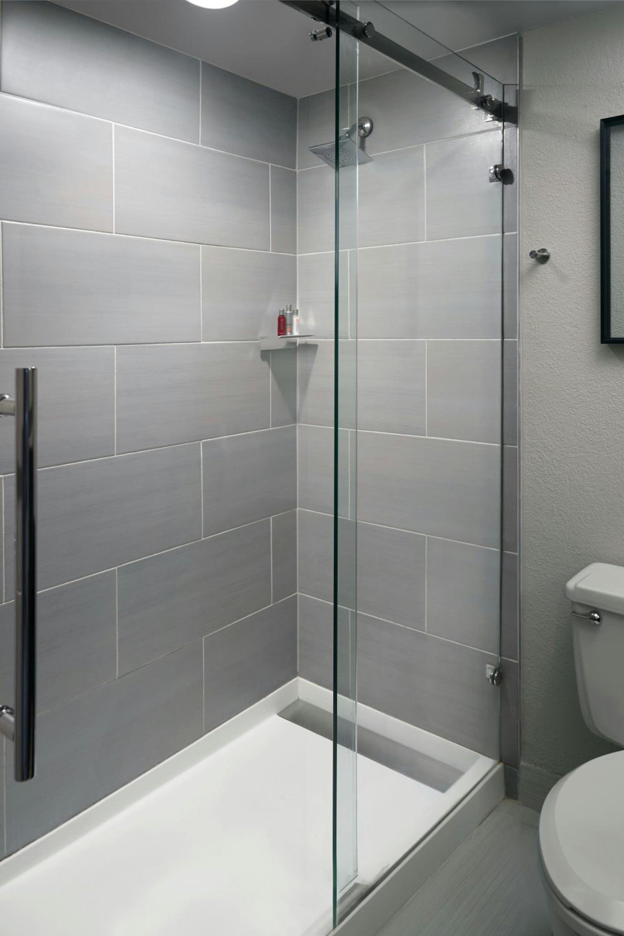 Standard Queen Room with Two Queen Beds - Hearing Accessible - Photo 3