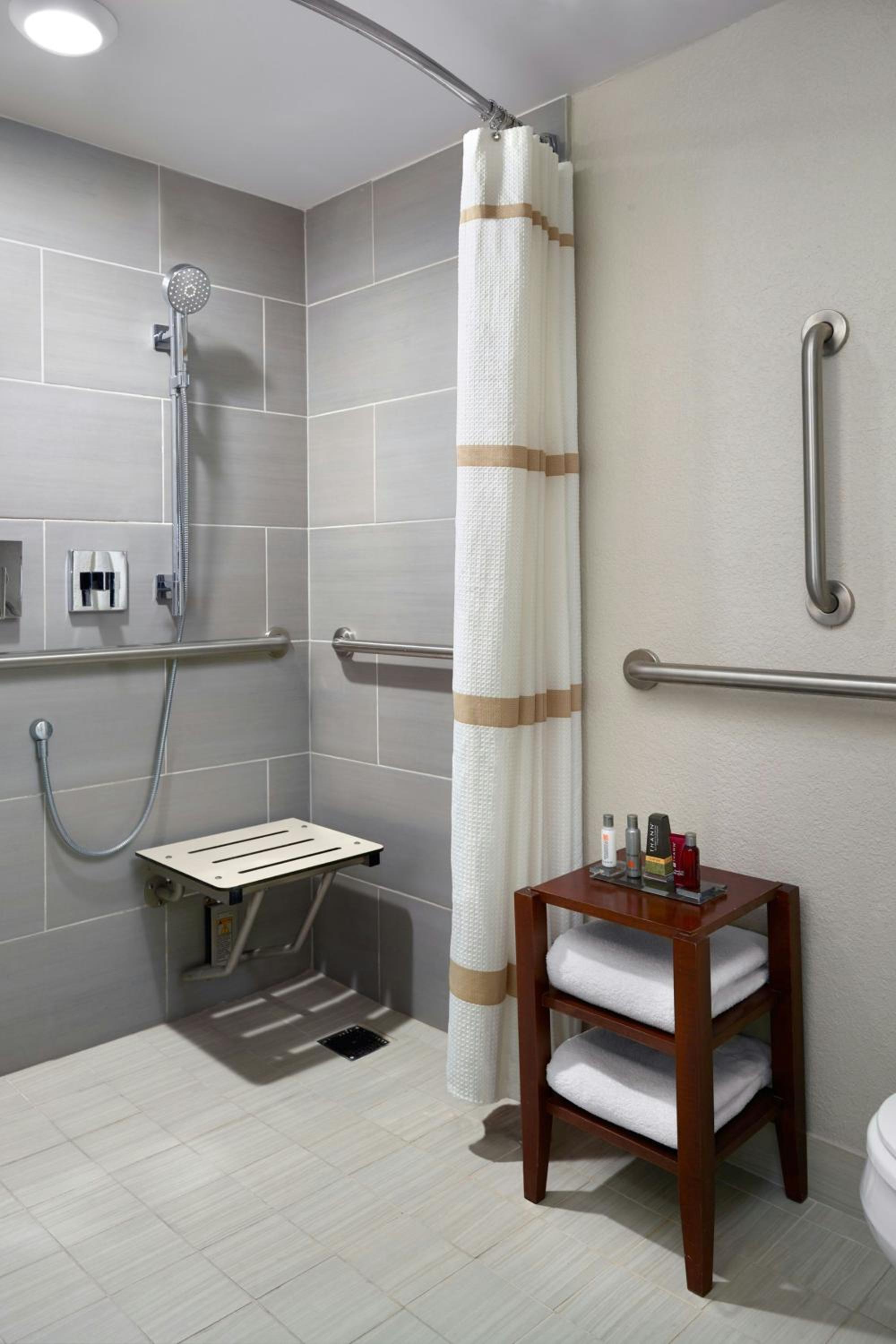 Standard King Room with Adapted Tub - Mobility Accessible - Photo 3