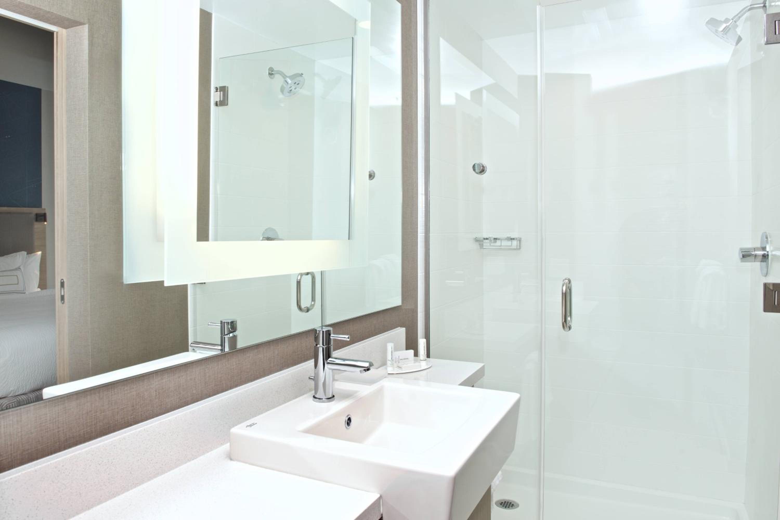 Queen Suite with Sofa Bed and Adapted Tub - Mobility Accessible photo 3