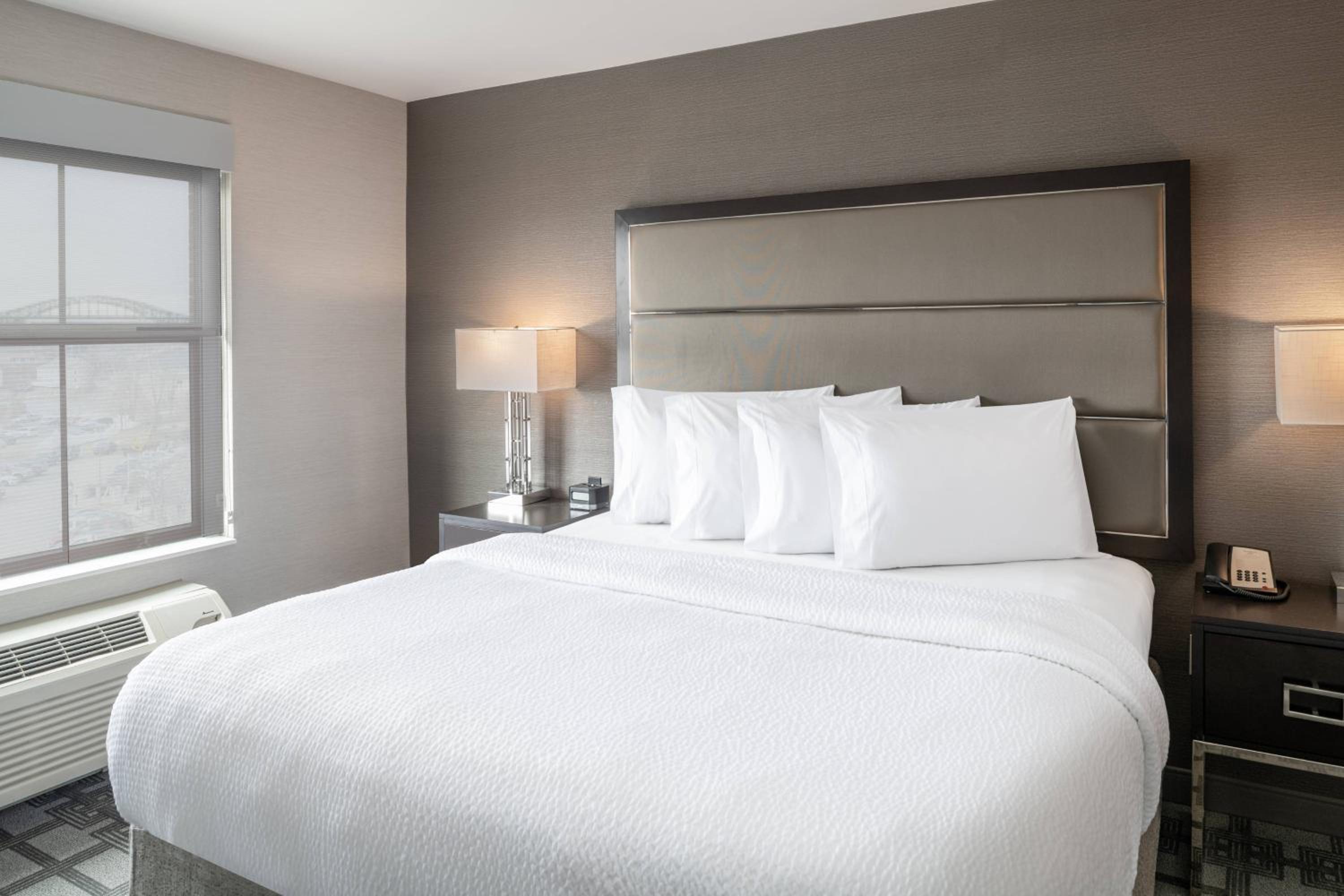 One-Bedroom King Suite with Sofa Bed - Hearing Accessible photo 3