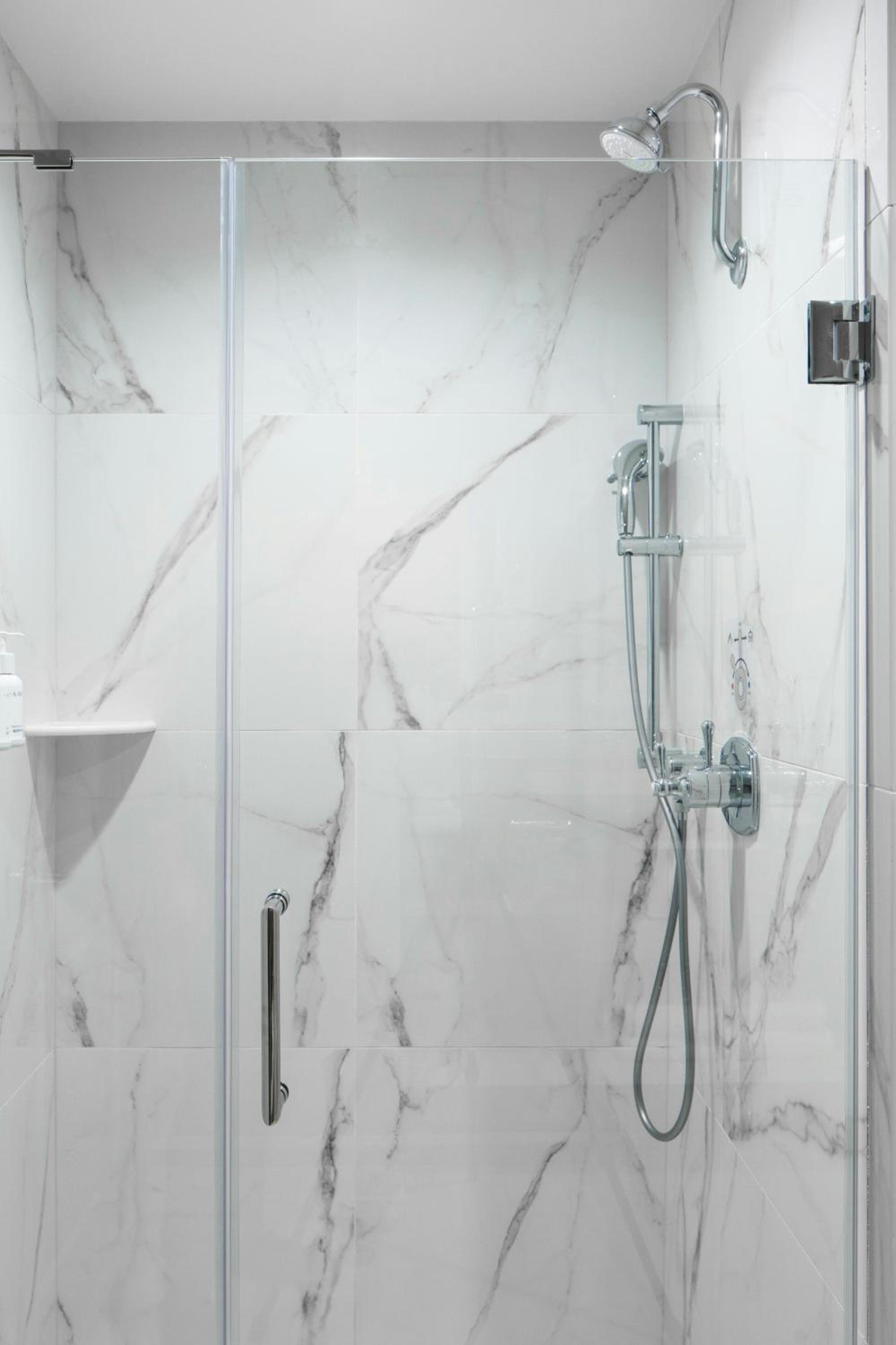 Classic King Room with Transfer Shower - Mobility Accessible - Photo 5