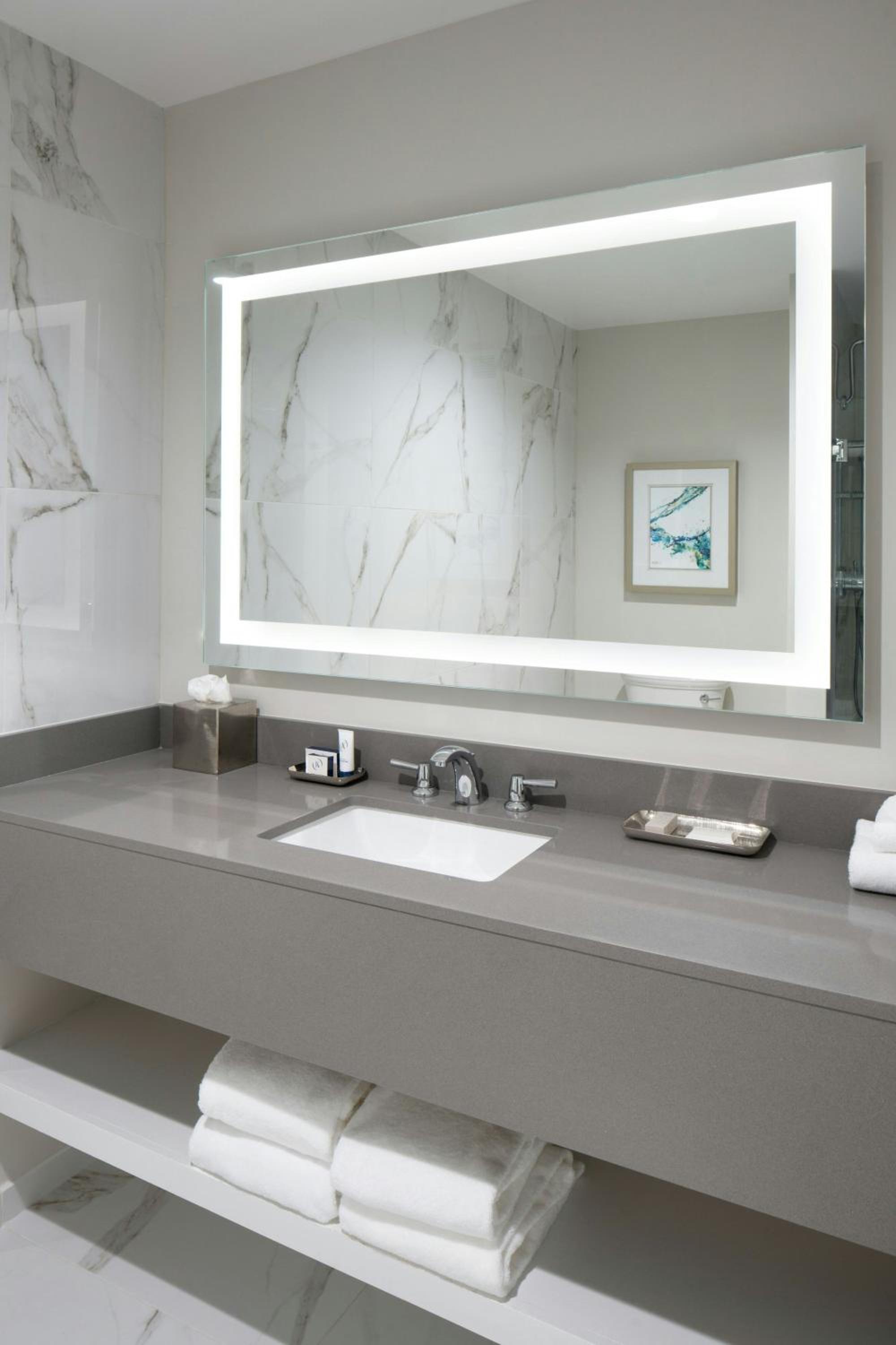 Classic King Room with Transfer Shower - Mobility Accessible - Photo 6
