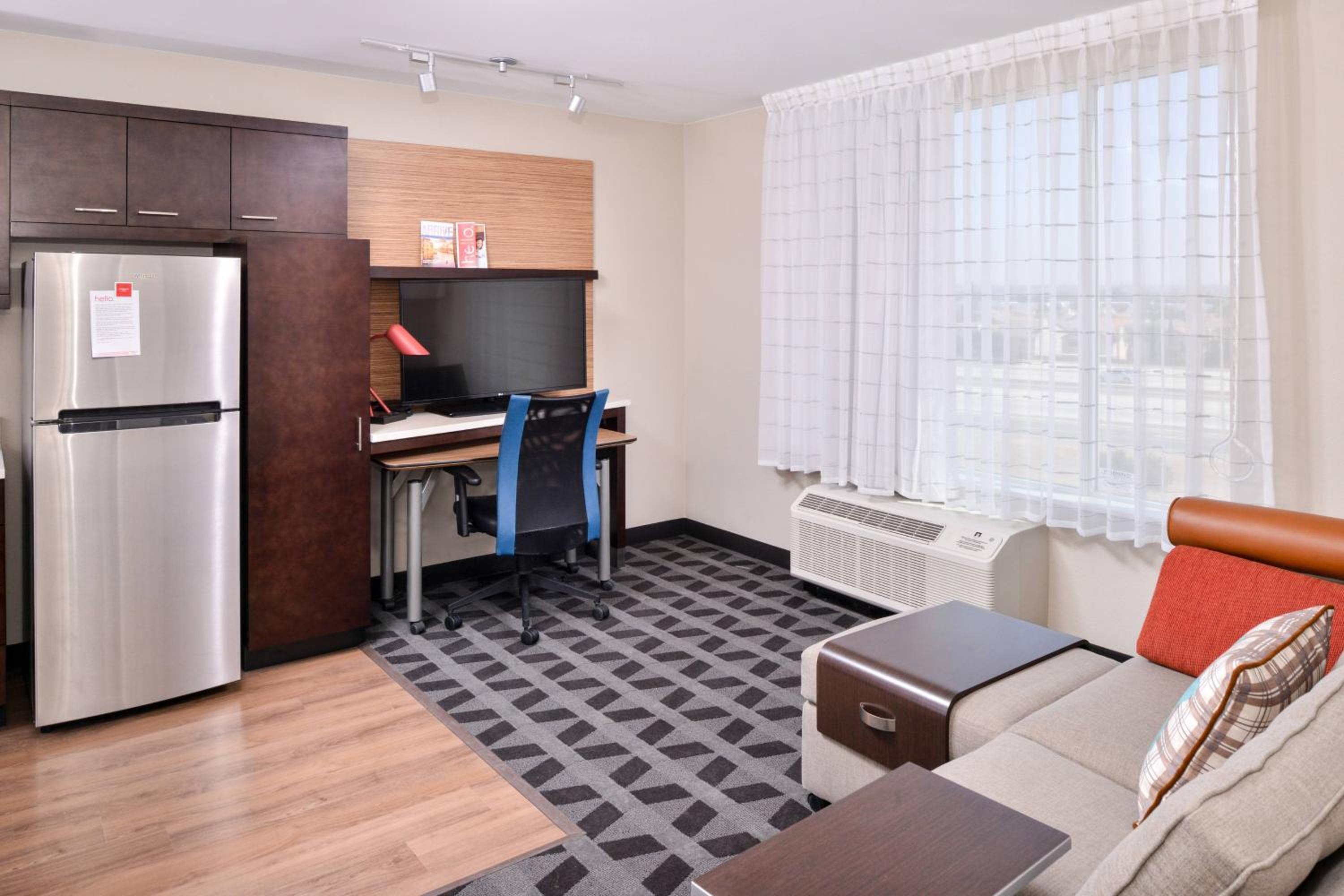 One-Bedroom Queen Suite with Sofa Bed and Adapted Tub - Mobility and Hearing Accessible