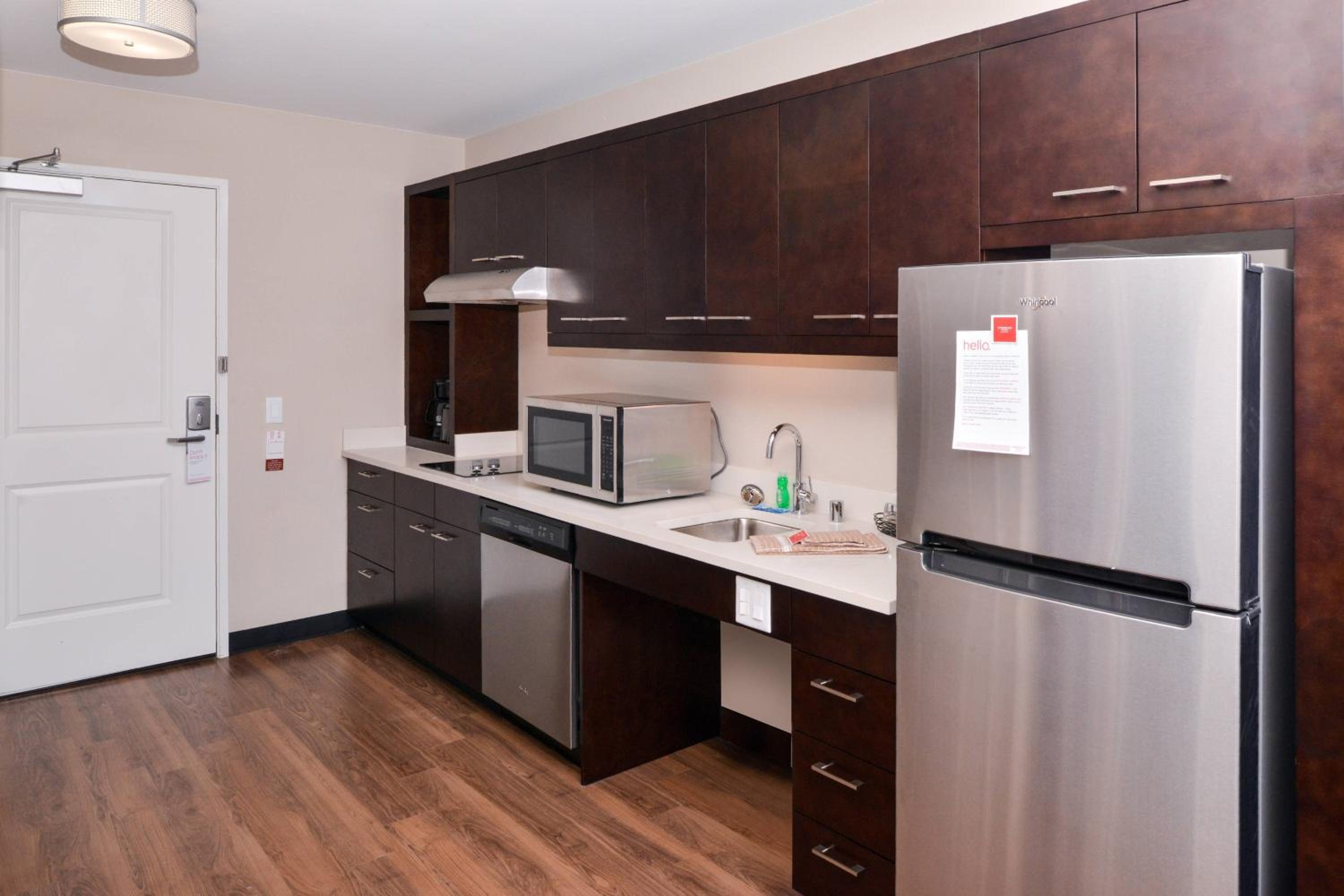 One-Bedroom Queen Suite with Sofa Bed and Adapted Tub - Mobility and Hearing Accessible photo 3