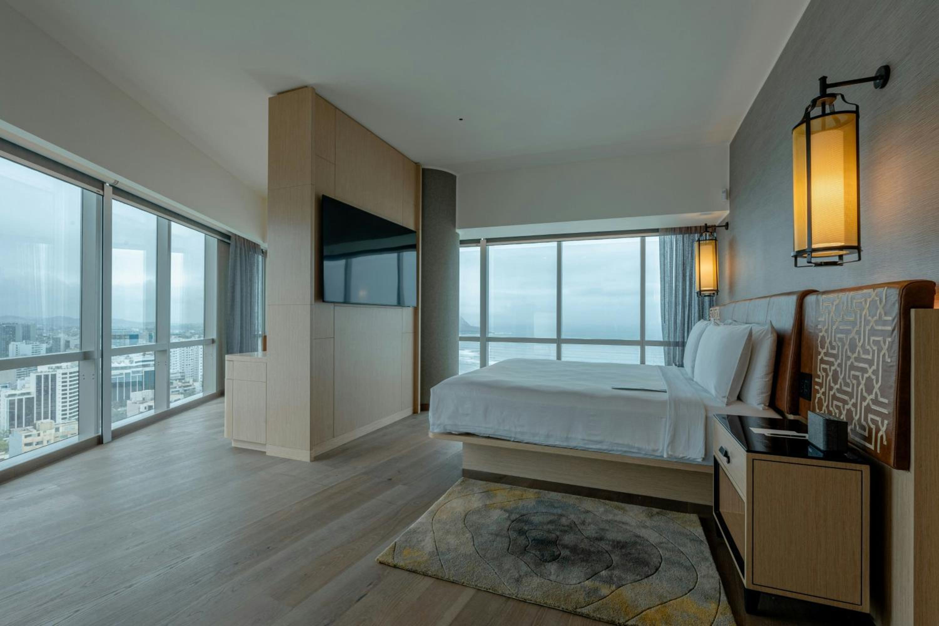 Master King Suite - Concierge Lounge Access - Photo 4